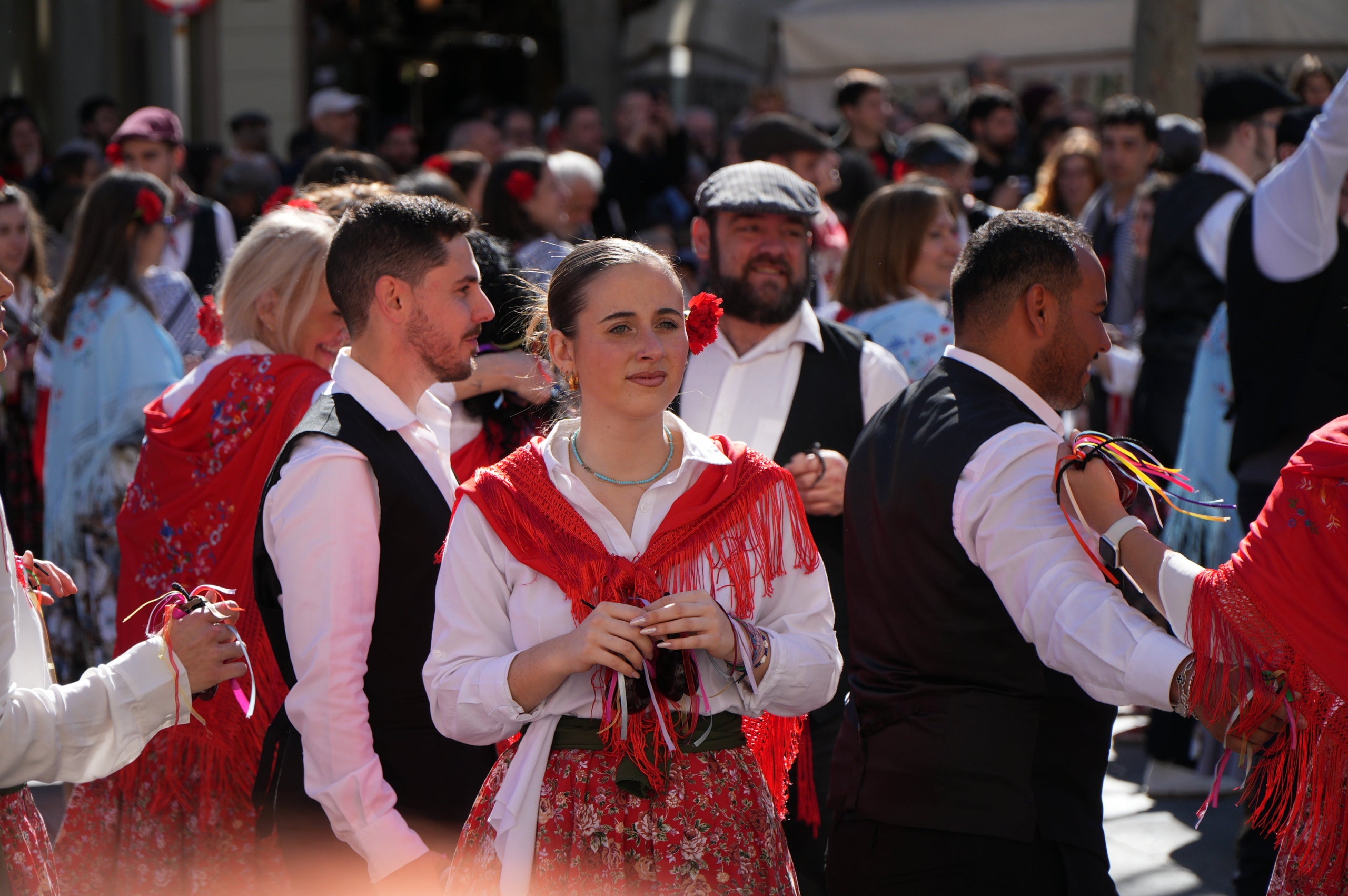 La plaça Vella ha acollit aquest dissabte la III Ballada Popular de Gitanes amb rècord de participació. 272 dansaires han omplert d’ambient festiu una plaça en què no hi cabia ni una agulla. Ha estat una ballada plena de simbolisme i energia, amb música en directe, el ball de diablots i l’entrada solemne de les gitanes, encapçalades pel cavaller, tal com marca la tradició.