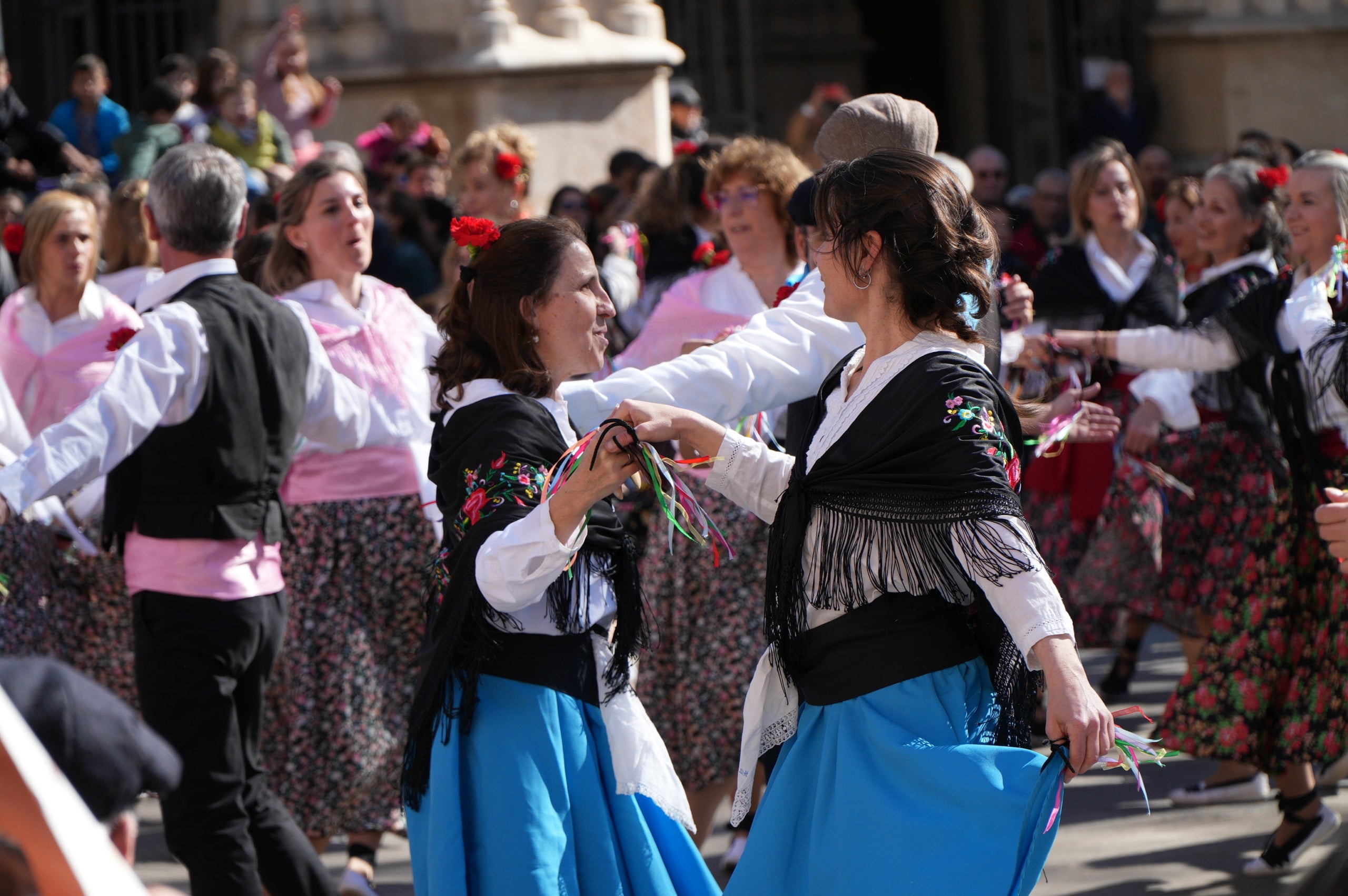 La plaça Vella ha acollit aquest dissabte la III Ballada Popular de Gitanes amb rècord de participació. 272 dansaires han omplert d’ambient festiu una plaça en què no hi cabia ni una agulla. Ha estat una ballada plena de simbolisme i energia, amb música en directe, el ball de diablots i l’entrada solemne de les gitanes, encapçalades pel cavaller, tal com marca la tradició.