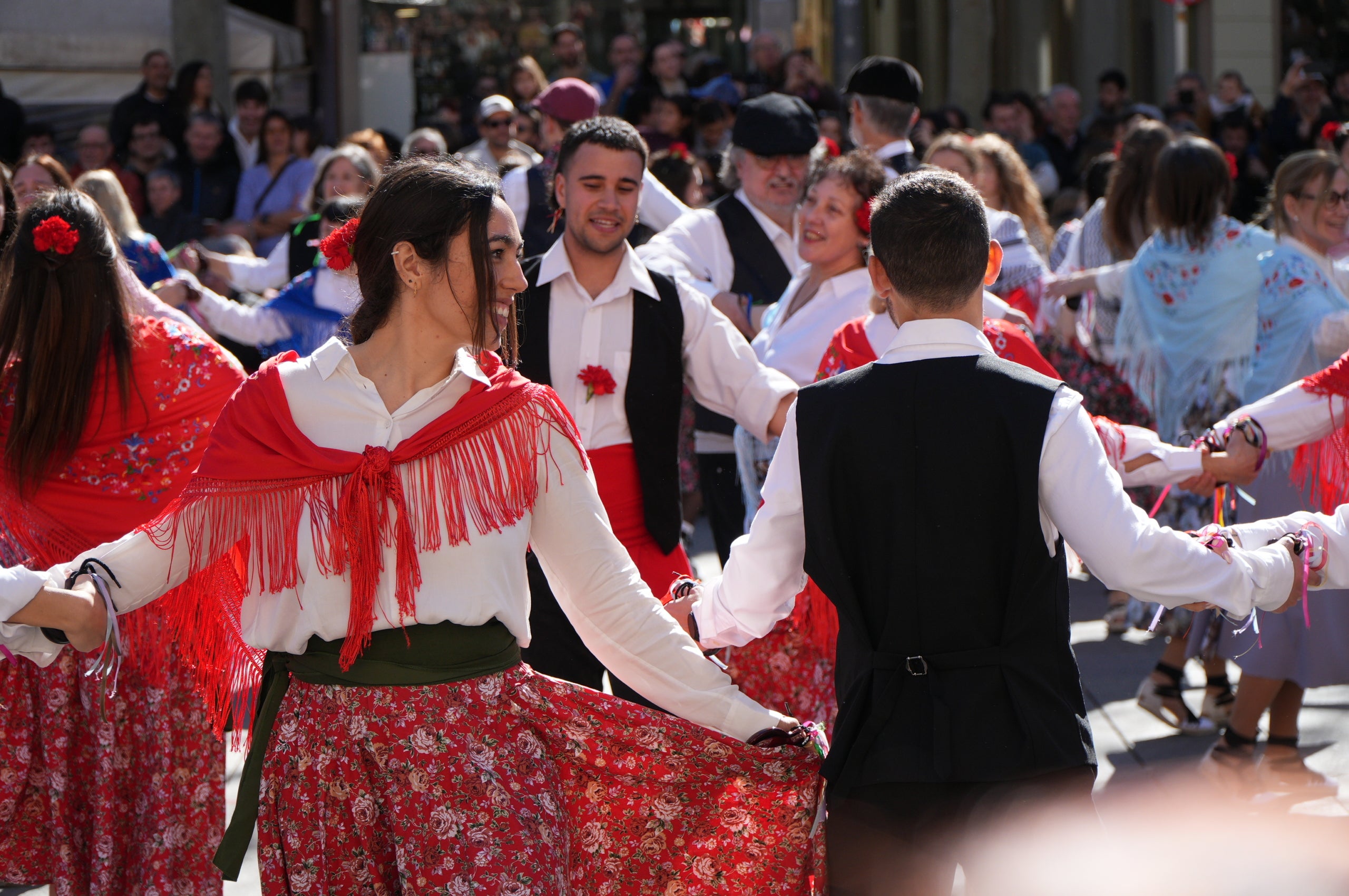La plaça Vella ha acollit aquest dissabte la III Ballada Popular de Gitanes amb rècord de participació. 272 dansaires han omplert d’ambient festiu una plaça en què no hi cabia ni una agulla. Ha estat una ballada plena de simbolisme i energia, amb música en directe, el ball de diablots i l’entrada solemne de les gitanes, encapçalades pel cavaller, tal com marca la tradició.