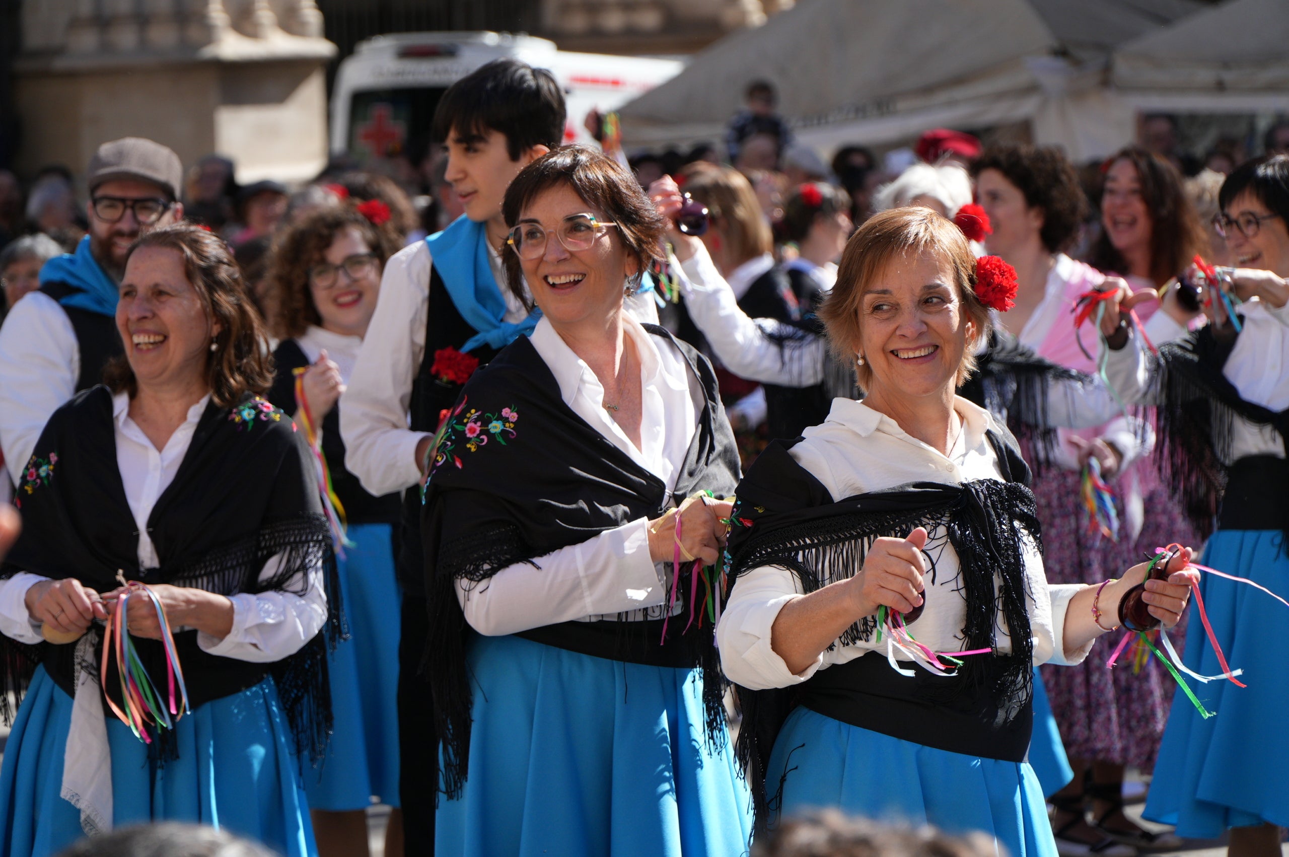 La plaça Vella ha acollit aquest dissabte la III Ballada Popular de Gitanes amb rècord de participació. 272 dansaires han omplert d’ambient festiu una plaça en què no hi cabia ni una agulla. Ha estat una ballada plena de simbolisme i energia, amb música en directe, el ball de diablots i l’entrada solemne de les gitanes, encapçalades pel cavaller, tal com marca la tradició.