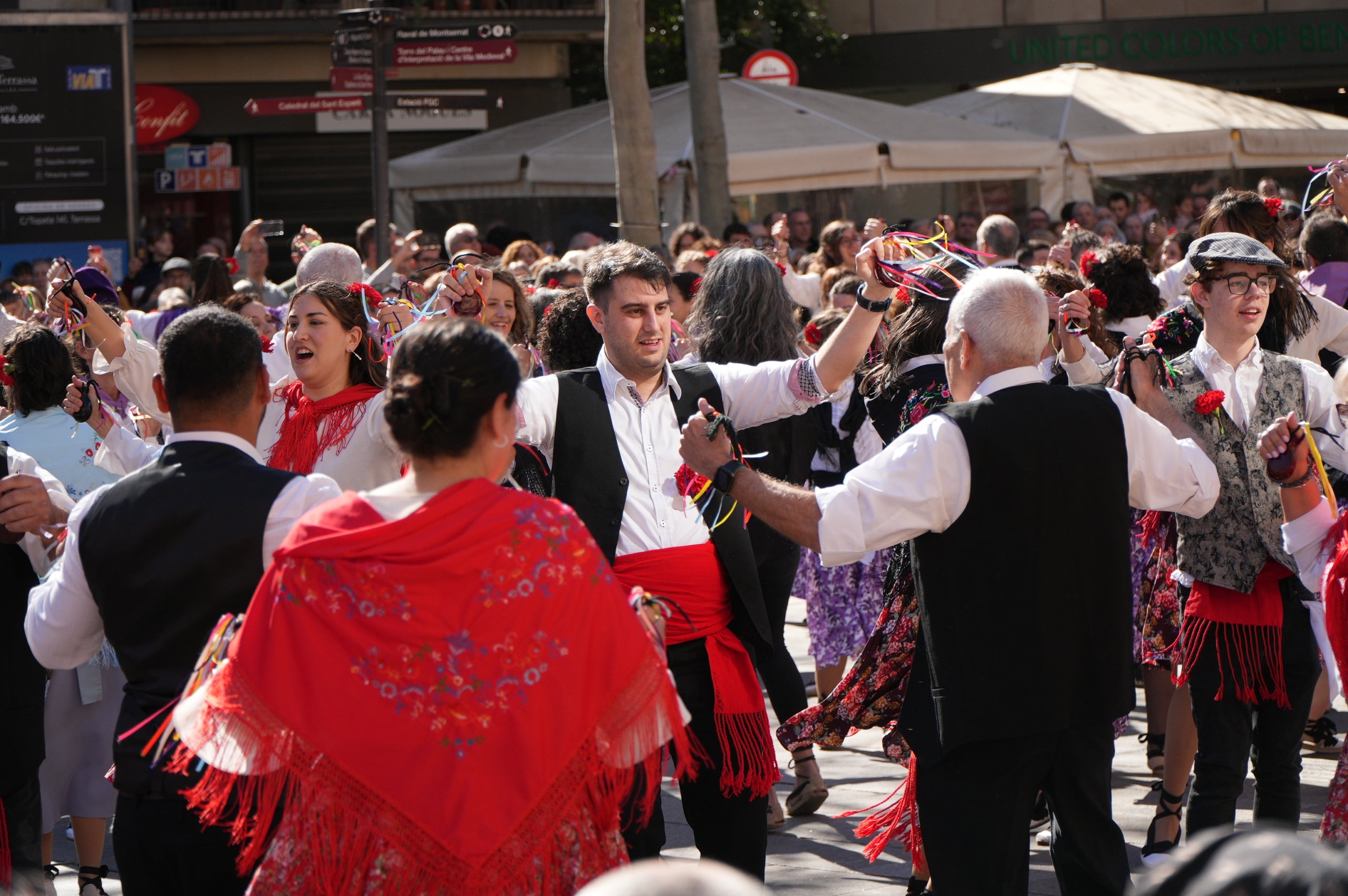 La plaça Vella ha acollit aquest dissabte la III Ballada Popular de Gitanes amb rècord de participació. 272 dansaires han omplert d’ambient festiu una plaça en què no hi cabia ni una agulla. Ha estat una ballada plena de simbolisme i energia, amb música en directe, el ball de diablots i l’entrada solemne de les gitanes, encapçalades pel cavaller, tal com marca la tradició.