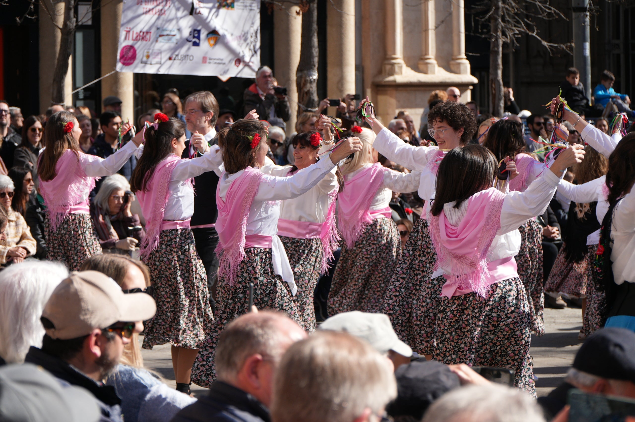 La plaça Vella ha acollit aquest dissabte la III Ballada Popular de Gitanes amb rècord de participació. 272 dansaires han omplert d’ambient festiu una plaça en què no hi cabia ni una agulla. Ha estat una ballada plena de simbolisme i energia, amb música en directe, el ball de diablots i l’entrada solemne de les gitanes, encapçalades pel cavaller, tal com marca la tradició.