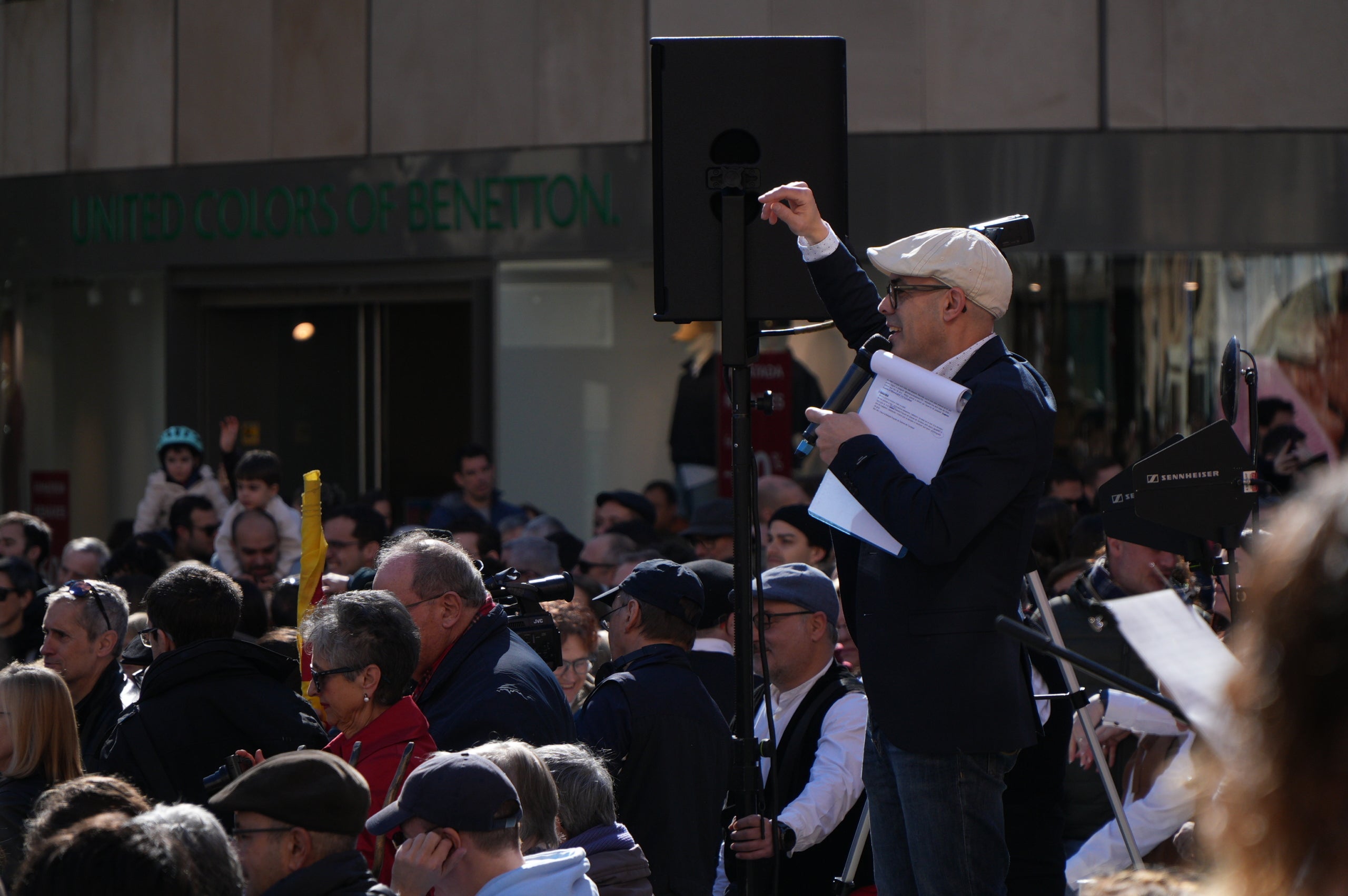 La plaça Vella ha acollit aquest dissabte la III Ballada Popular de Gitanes amb rècord de participació. 272 dansaires han omplert d’ambient festiu una plaça en què no hi cabia ni una agulla. Ha estat una ballada plena de simbolisme i energia, amb música en directe, el ball de diablots i l’entrada solemne de les gitanes, encapçalades pel cavaller, tal com marca la tradició.