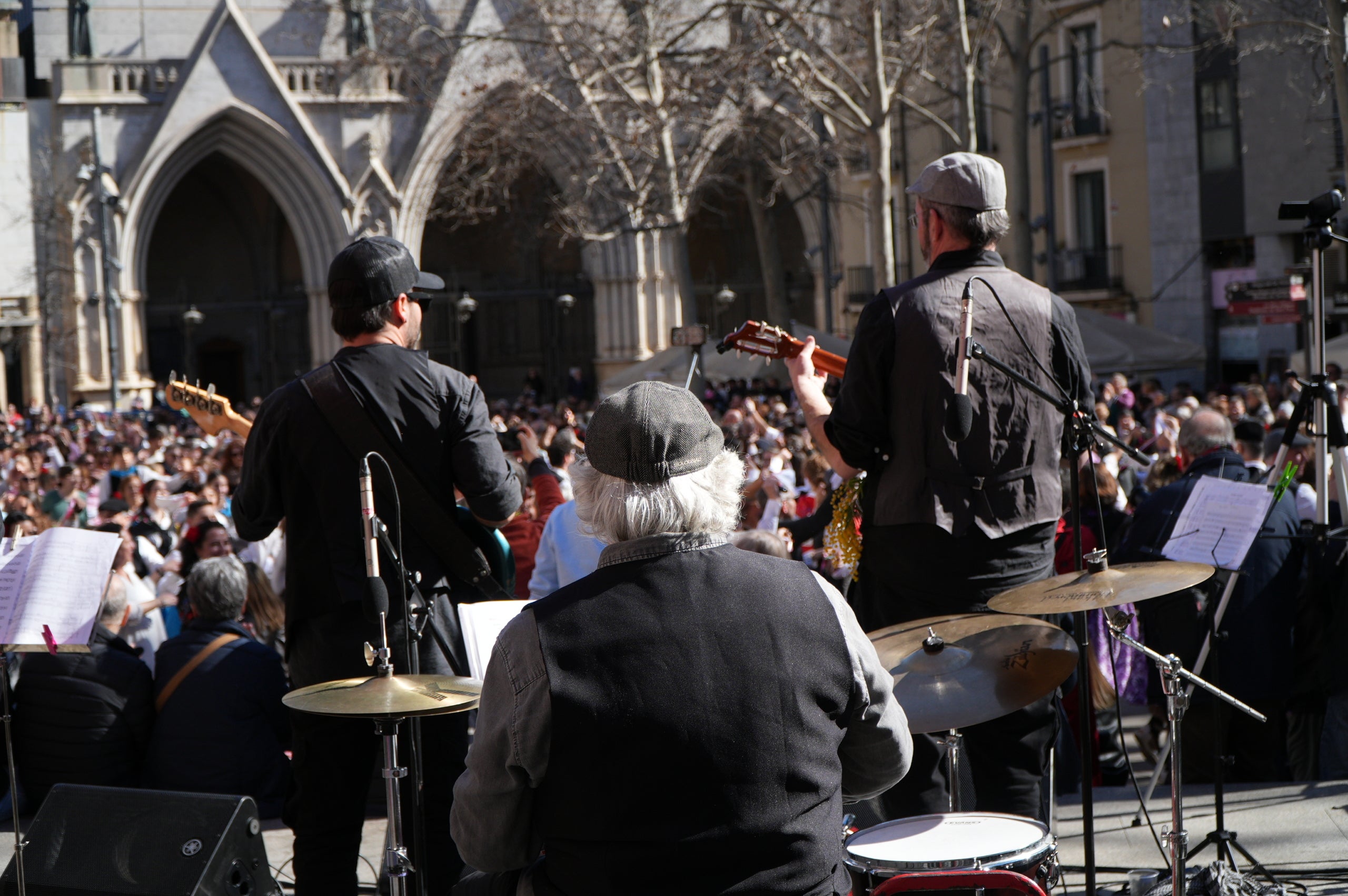 La plaça Vella ha acollit aquest dissabte la III Ballada Popular de Gitanes amb rècord de participació. 272 dansaires han omplert d’ambient festiu una plaça en què no hi cabia ni una agulla. Ha estat una ballada plena de simbolisme i energia, amb música en directe, el ball de diablots i l’entrada solemne de les gitanes, encapçalades pel cavaller, tal com marca la tradició.