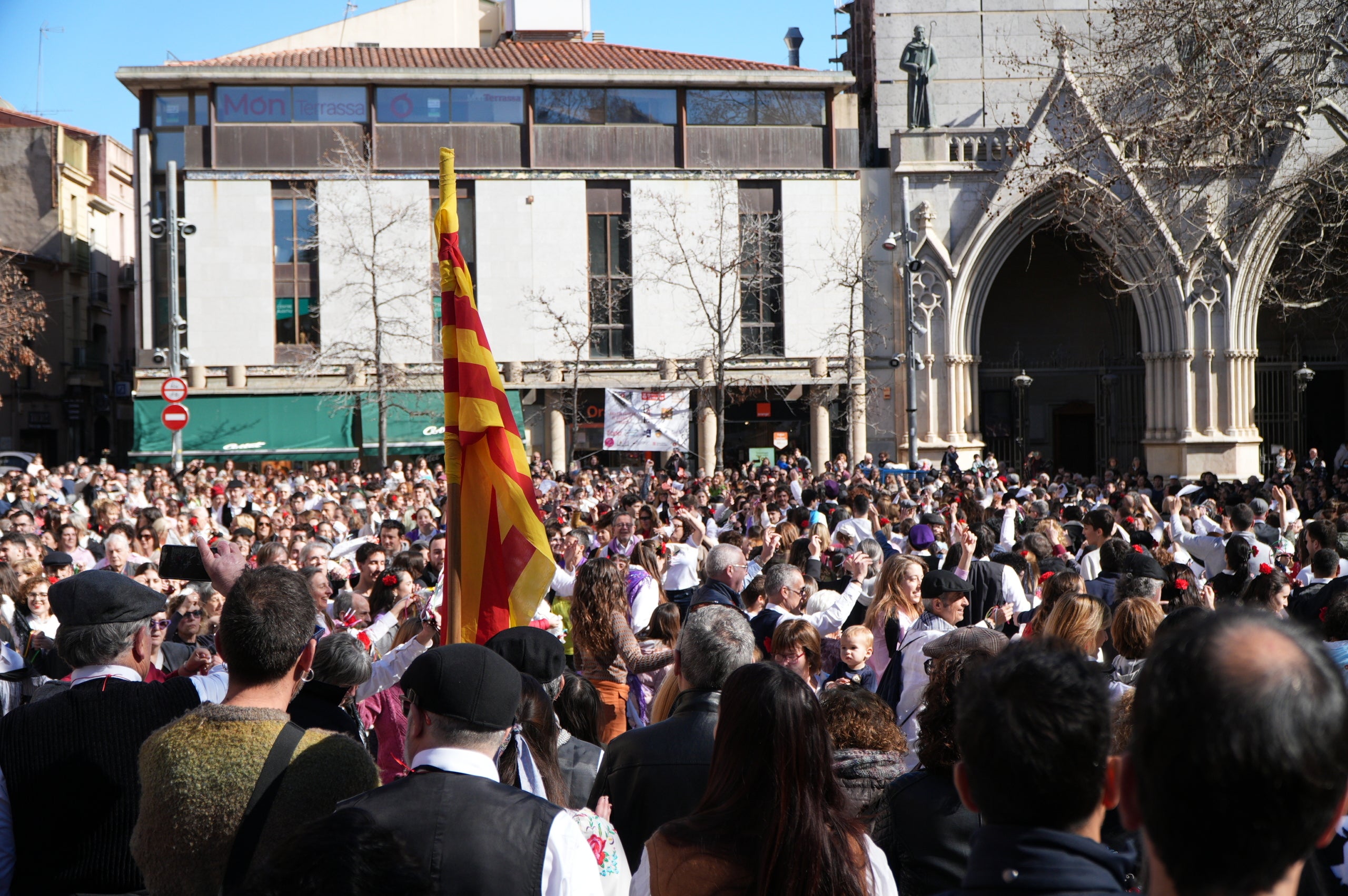 La plaça Vella ha acollit aquest dissabte la III Ballada Popular de Gitanes amb rècord de participació. 272 dansaires han omplert d’ambient festiu una plaça en què no hi cabia ni una agulla. Ha estat una ballada plena de simbolisme i energia, amb música en directe, el ball de diablots i l’entrada solemne de les gitanes, encapçalades pel cavaller, tal com marca la tradició.