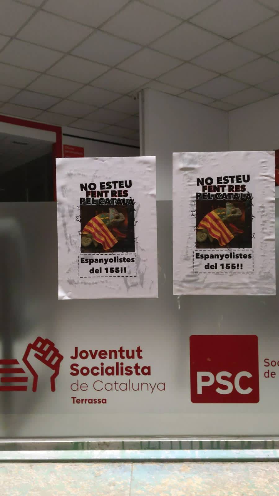 Les seus de Junts, ERC, PSC, Tot per Terrassa i la CUP (a la Tafanera) han patit aquest dijous, dia 26 de febrer, de matinada una acció de denúncia per la “inacció” dels partits municipals en defensa del català. “Partits amb regidors que intervenen als plens en castellà, no es fa complir la normativa d’usos lingüístics en comerços o entitats…”, han manifestat els responsables de l’atac a MónTerrassa. Cada partit ha tingut el seu paper “personalitzat”: ERC acompanyat de ‘botiflers’, CUP amb ‘Menys lluites compartides’, Junts, !on és el Reglament d’Usos Lingüístics’, PSC amb un ‘Espanyolistes del 155’, i Tot per Terrassa amb ‘Hipòcrites indefinits’