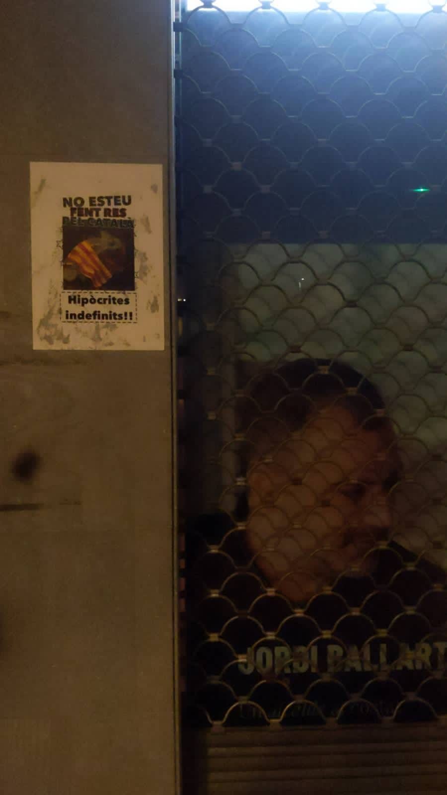 Les seus de Junts, ERC, PSC, Tot per Terrassa i la CUP (a la Tafanera) han patit aquest dijous, dia 26 de febrer, de matinada una acció de denúncia per la “inacció” dels partits municipals en defensa del català. “Partits amb regidors que intervenen als plens en castellà, no es fa complir la normativa d’usos lingüístics en comerços o entitats…”, han manifestat els responsables de l’atac a MónTerrassa. Cada partit ha tingut el seu paper “personalitzat”: ERC acompanyat de ‘botiflers’, CUP amb ‘Menys lluites compartides’, Junts, !on és el Reglament d’Usos Lingüístics’, PSC amb un ‘Espanyolistes del 155’, i Tot per Terrassa amb ‘Hipòcrites indefinits’