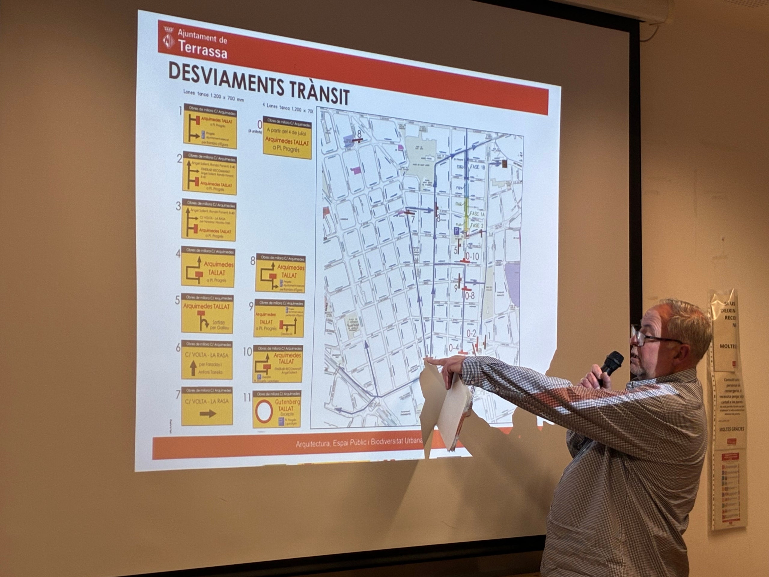 Veí de Ca n'Aurell explicant les seves propostes alternatives a l'Ajuntament per a desviar el trànsit durant les obres de reurbanització del carrer Arquimedes de Terrassa | Vicenç Batalla