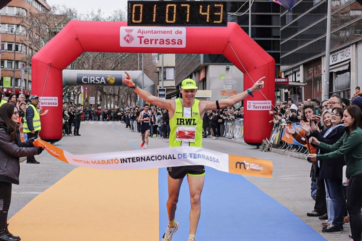 Jaume Leiva travessant la meta de la 26a Mitja Marató de Terrassa | Javier González