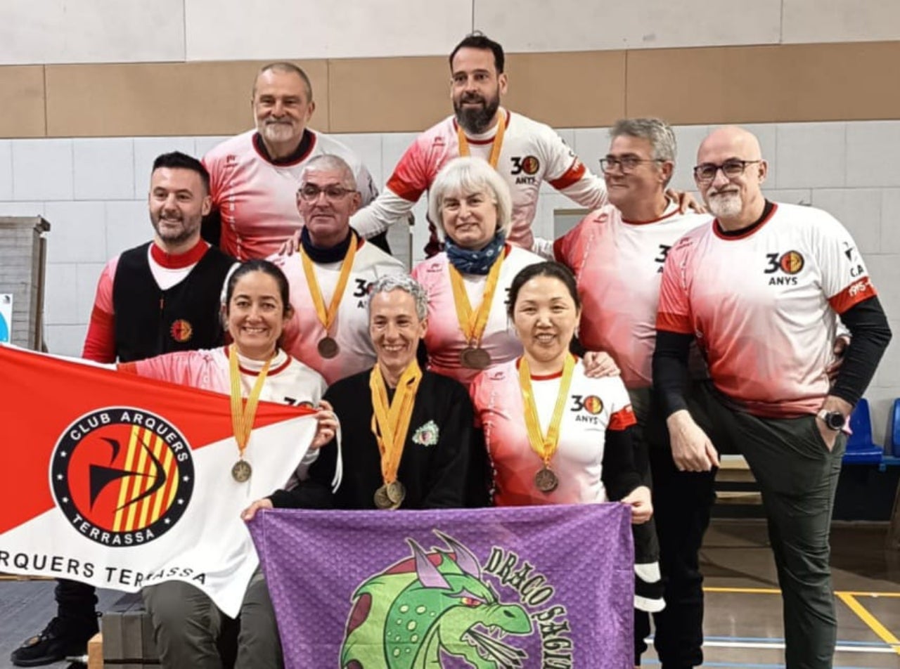 Representants del Club Arquers Terrassa amb la campiona Mireia Comas, de Draco Sagittariis | CAT