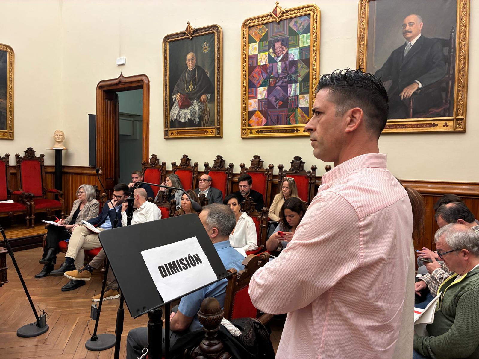 Adrián Pacheco, de Somos Barrio, ha intervingut en segon torn defensant les paraules d'Ángela Gómez, presidenta de l'associació | Vicenç Batalla
