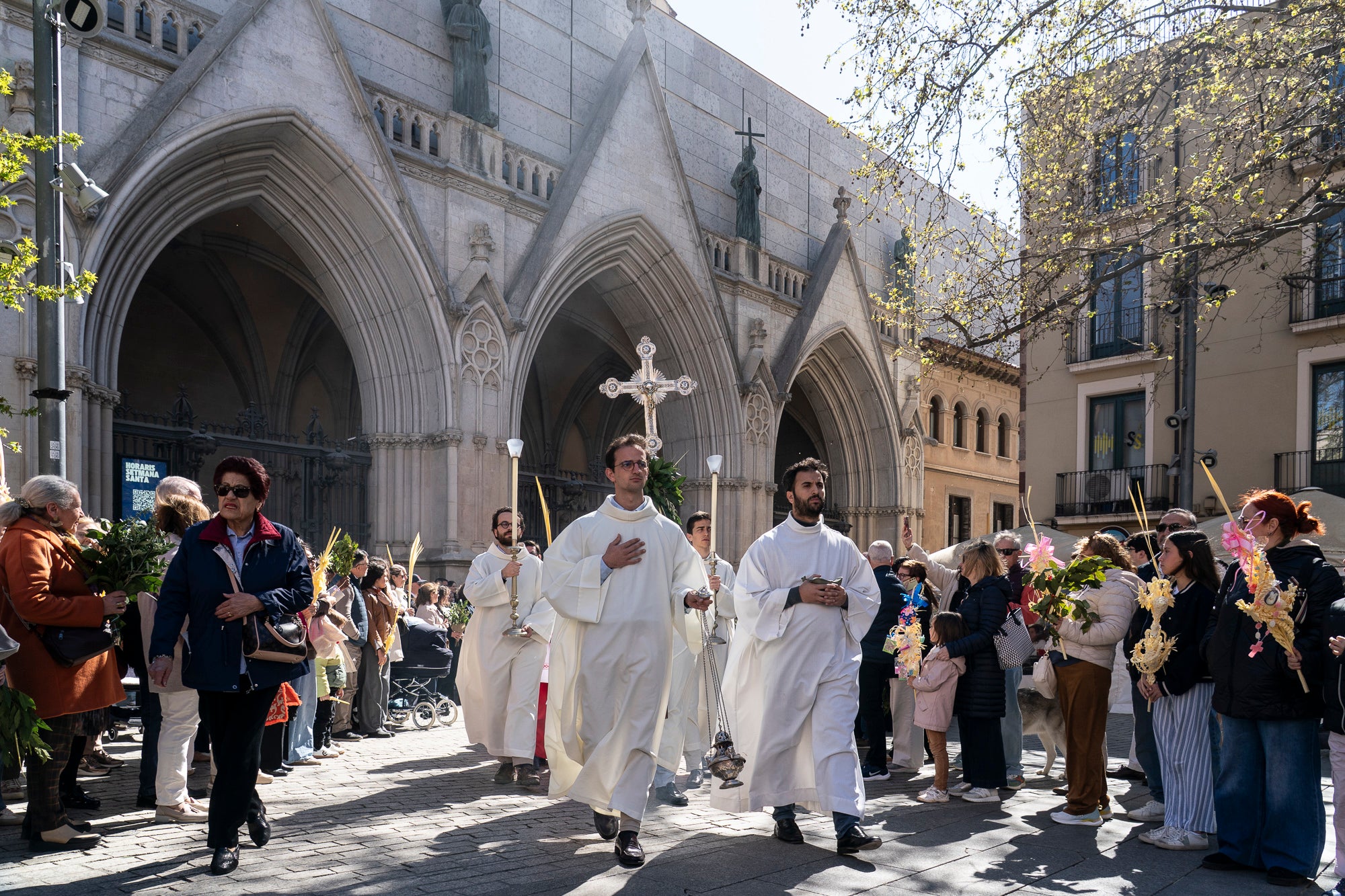 Un any més, el Diumenge de Rams ha estat el moment de la benedicció de les palmes aquest migdia per part del bisbe de Terrassa, Salvador Cristau, que ha pronunciat unes paraules acompanyat del seu seguici en una plaça Vella ben plena en un dia assolellat. Després, s'ha dirigit a la catedral del Sant Esperit on s'ha celebrat la missa que dona pas a la resta de la Setmana Santa | Mireia Comas