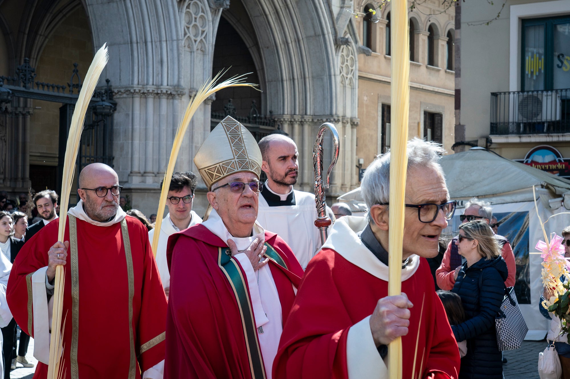 Un any més, el Diumenge de Rams ha estat el moment de la benedicció de les palmes aquest migdia per part del bisbe de Terrassa, Salvador Cristau, que ha pronunciat unes paraules acompanyat del seu seguici en una plaça Vella ben plena en un dia assolellat. Després, s'ha dirigit a la catedral del Sant Esperit on s'ha celebrat la missa que dona pas a la resta de la Setmana Santa | Mireia Comas