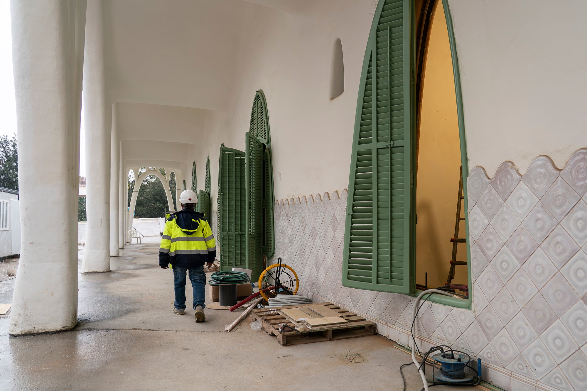 Visita a les obres del projecte de rehabilitació de la Masia Freixa. Els treballs han de finalitzar el pròxim 31 de maig, i han comptat amb una inversió d’1,8 milions d’euros provinents dels Next Generation. Els tècnics i operaris treballen a contrarellotge per complir el termini. Fusteria, paviments, calefacció o pintura són algunes de les tasques que encara tenen per endavant. 