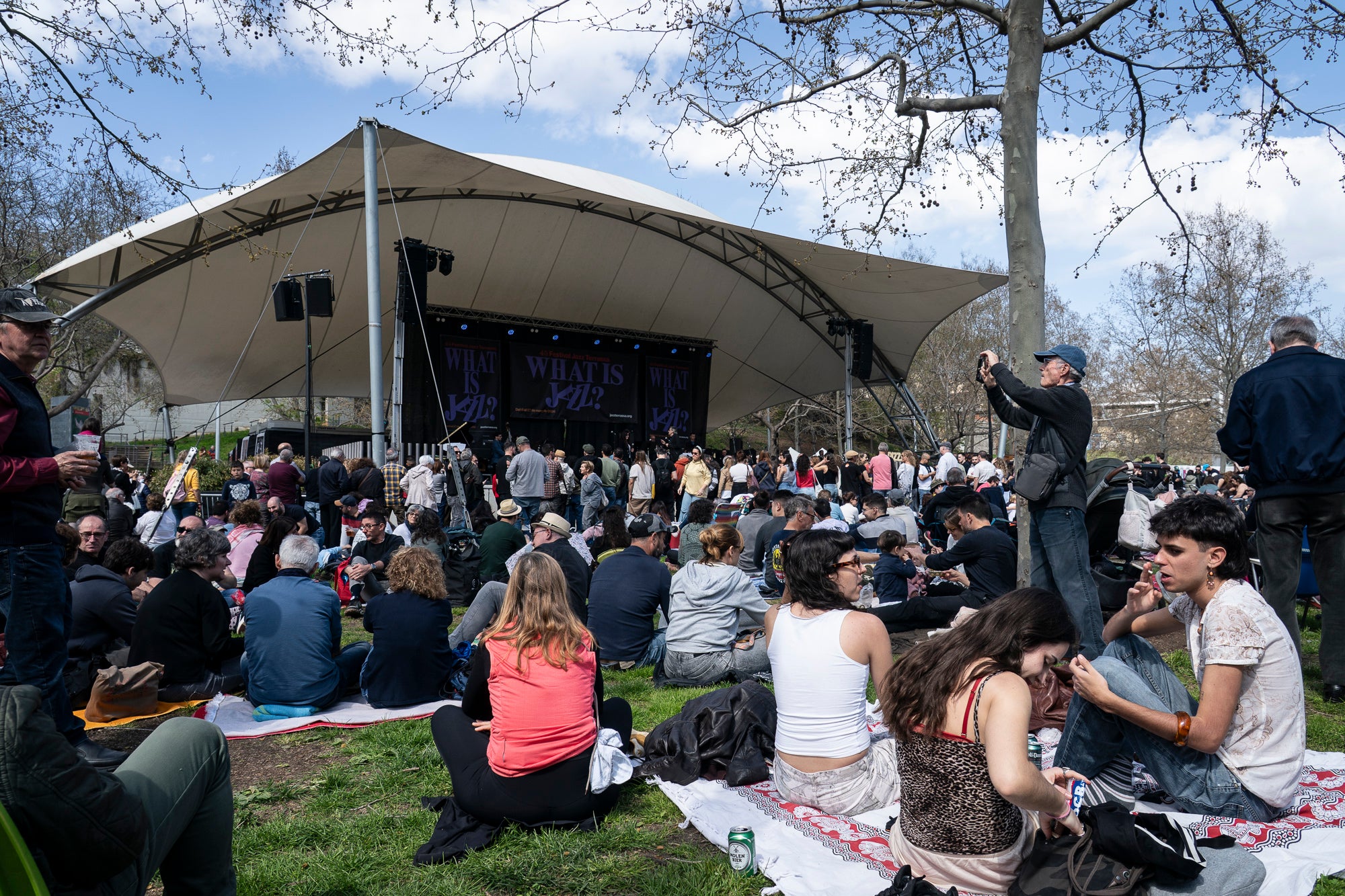 Aquest diumenge ha tingut lloc una de les cites més emblemàtiques i participatives del Festival de Jazz Terrassa: el Pícnic Jazz. La zona del Torrent de la Font d’en Sagrera, al sud del parc, ha acollit una jornada de música en directe, gastronomia i activitats lúdiques en un ambient festiu i familiar. A més del Pícnic Xics, a l’escenari principal hem tingut els concerts de la Fredi’s Jazz Band, i la veu magnètica de Sara Dowling amb Ignasi Terraza Trio. I a la tarda, Against The Blues i Dani Nel·lo.