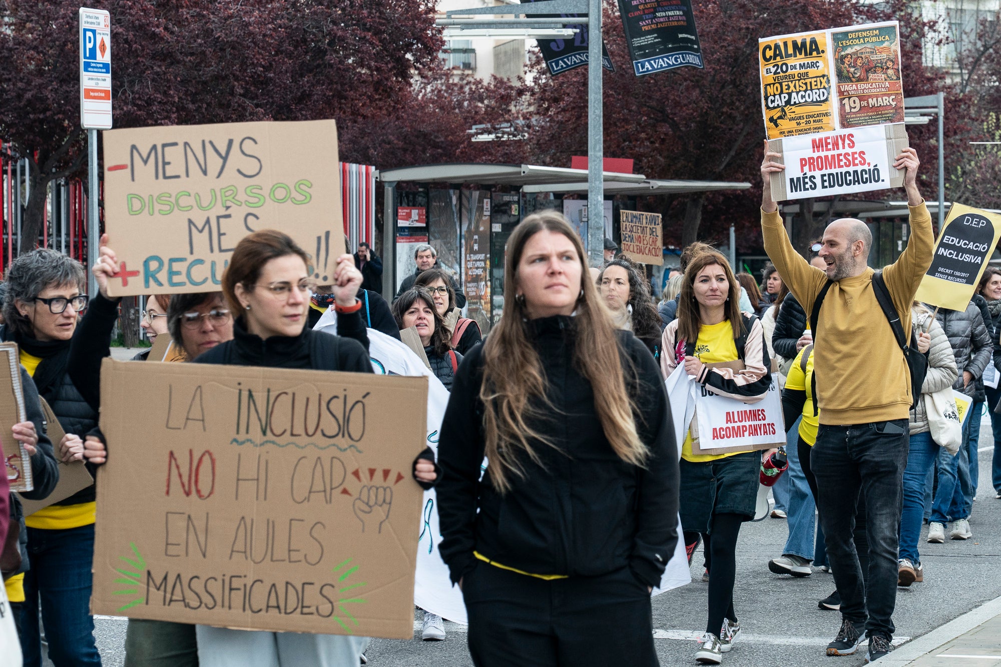 Centenars de docents han sortit als carrers de Terrassa aquest matí per demanar més recursos a l'educació catalana. Aquesta és la quarta jornada de vagues del col·lectiu aquesta setmana, i aquest dijous ha estat el torn dels docents del Vallès, el Maresme i les comarques gironines. A la nostra ciutat, els manifestants s'han agrupat en tres columnes que han sortit des del monument Dona Treballadora, el passeig de 22 Juliol i l'estació d'autobusos. Totes elles s'han unit a l'estació del Nord, des d'on han agafat un tren per anar a Sabadell i continuar la manifestació davant l'edifici dels Serveis Territorials (SSTT). Les mobilitzacions a Terrassa han provocat afectacions al servei d'autobusos, que s'ha vist temporalment paralitzat pel pas dels manifestants | Mireia Comas