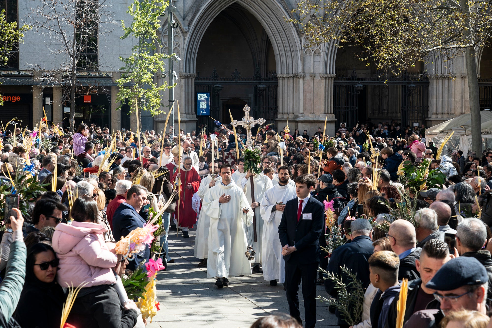 Un any més, el Diumenge de Rams ha estat el moment de la benedicció de les palmes aquest migdia per part del bisbe de Terrassa, Salvador Cristau, que ha pronunciat unes paraules acompanyat del seu seguici en una plaça Vella ben plena en un dia assolellat. Després, s'ha dirigit a la catedral del Sant Esperit on s'ha celebrat la missa que dona pas a la resta de la Setmana Santa | Mireia Comas