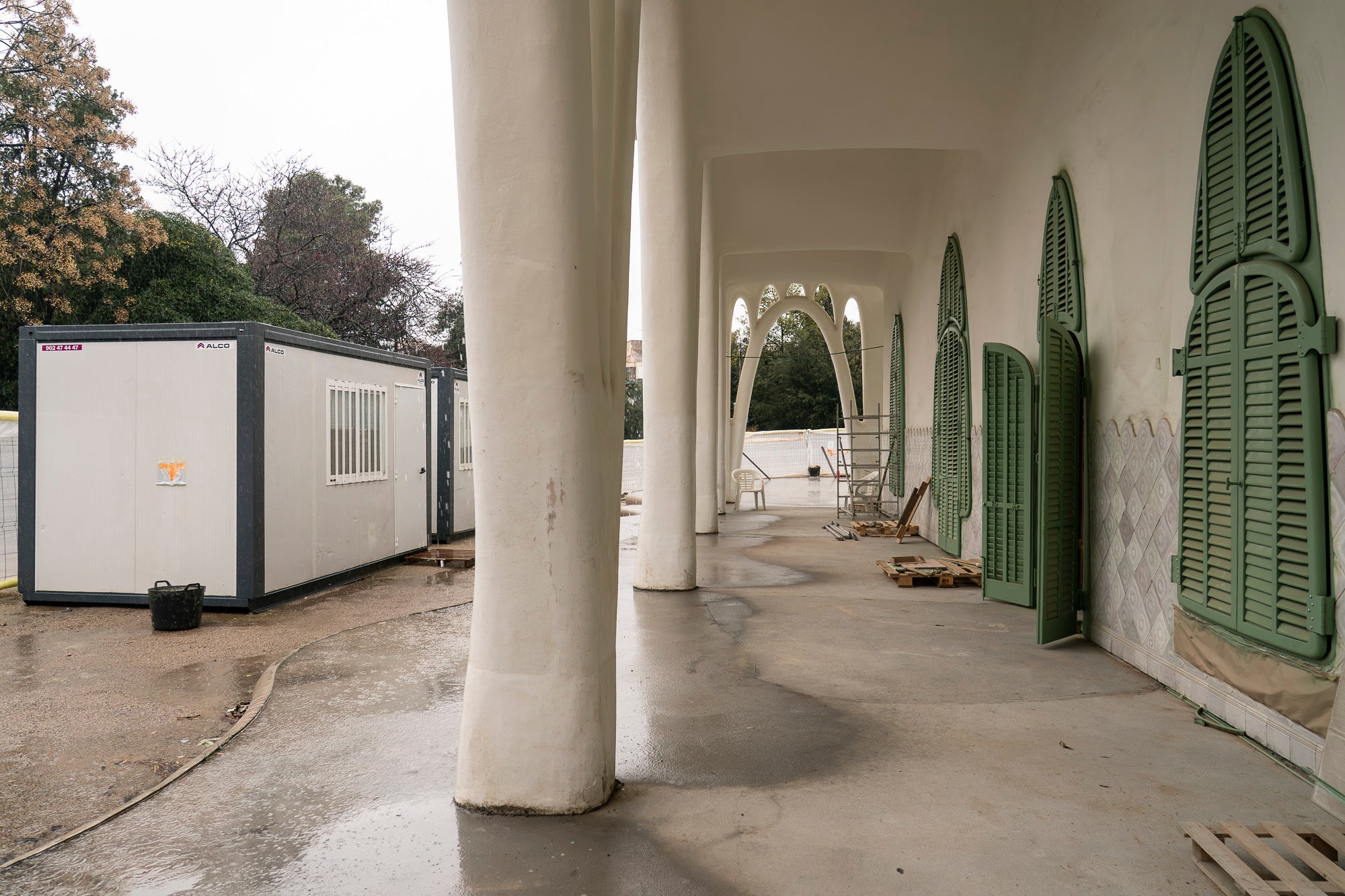 Visita a les obres del projecte de rehabilitació de la Masia Freixa. Els treballs han de finalitzar el pròxim 31 de maig, i han comptat amb una inversió d’1,8 milions d’euros provinents dels Next Generation. Els tècnics i operaris treballen a contrarellotge per complir el termini. Fusteria, paviments, calefacció o pintura són algunes de les tasques que encara tenen per endavant. 