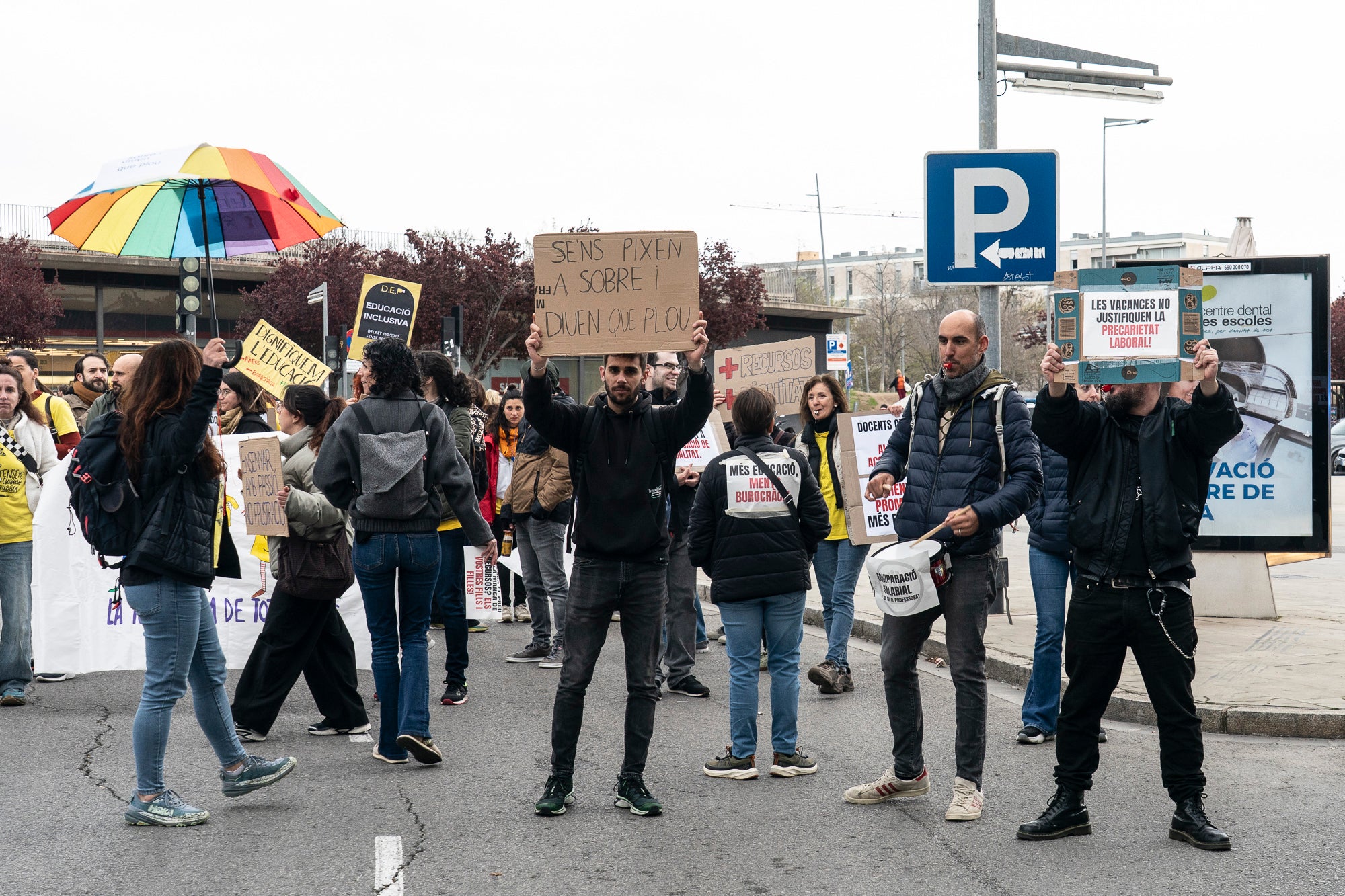 Centenars de docents han sortit als carrers de Terrassa aquest matí per demanar més recursos a l'educació catalana. Aquesta és la quarta jornada de vagues del col·lectiu aquesta setmana, i aquest dijous ha estat el torn dels docents del Vallès, el Maresme i les comarques gironines. A la nostra ciutat, els manifestants s'han agrupat en tres columnes que han sortit des del monument Dona Treballadora, el passeig de 22 Juliol i l'estació d'autobusos. Totes elles s'han unit a l'estació del Nord, des d'on han agafat un tren per anar a Sabadell i continuar la manifestació davant l'edifici dels Serveis Territorials (SSTT). Les mobilitzacions a Terrassa han provocat afectacions al servei d'autobusos, que s'ha vist temporalment paralitzat pel pas dels manifestants | Mireia Comas
