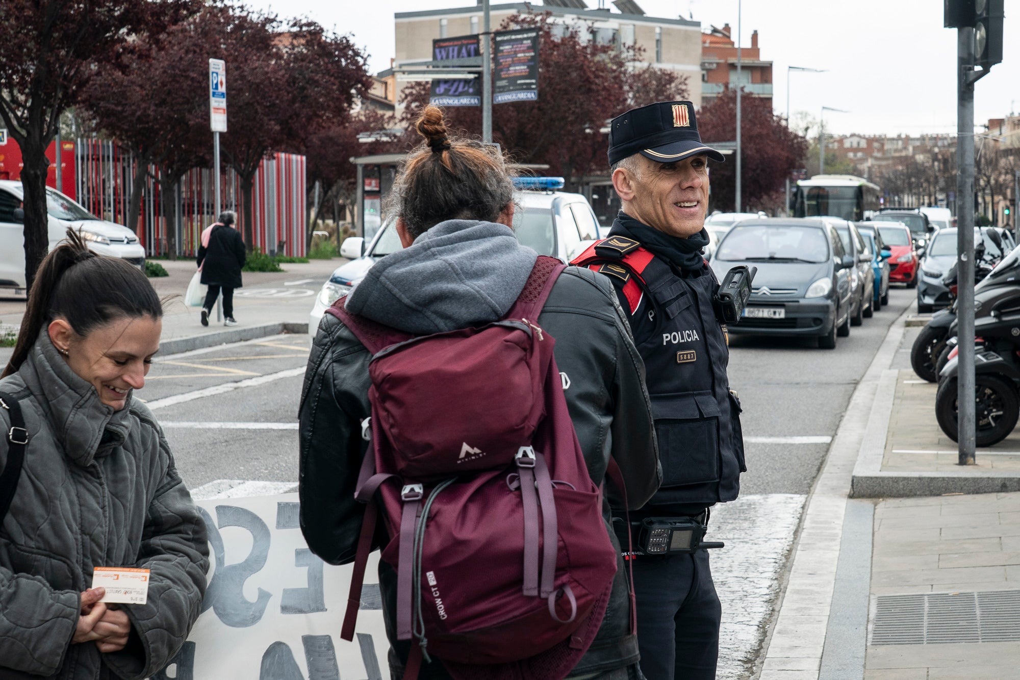 Centenars de docents han sortit als carrers de Terrassa aquest matí per demanar més recursos a l'educació catalana. Aquesta és la quarta jornada de vagues del col·lectiu aquesta setmana, i aquest dijous ha estat el torn dels docents del Vallès, el Maresme i les comarques gironines. A la nostra ciutat, els manifestants s'han agrupat en tres columnes que han sortit des del monument Dona Treballadora, el passeig de 22 Juliol i l'estació d'autobusos. Totes elles s'han unit a l'estació del Nord, des d'on han agafat un tren per anar a Sabadell i continuar la manifestació davant l'edifici dels Serveis Territorials (SSTT). Les mobilitzacions a Terrassa han provocat afectacions al servei d'autobusos, que s'ha vist temporalment paralitzat pel pas dels manifestants | Mireia Comas