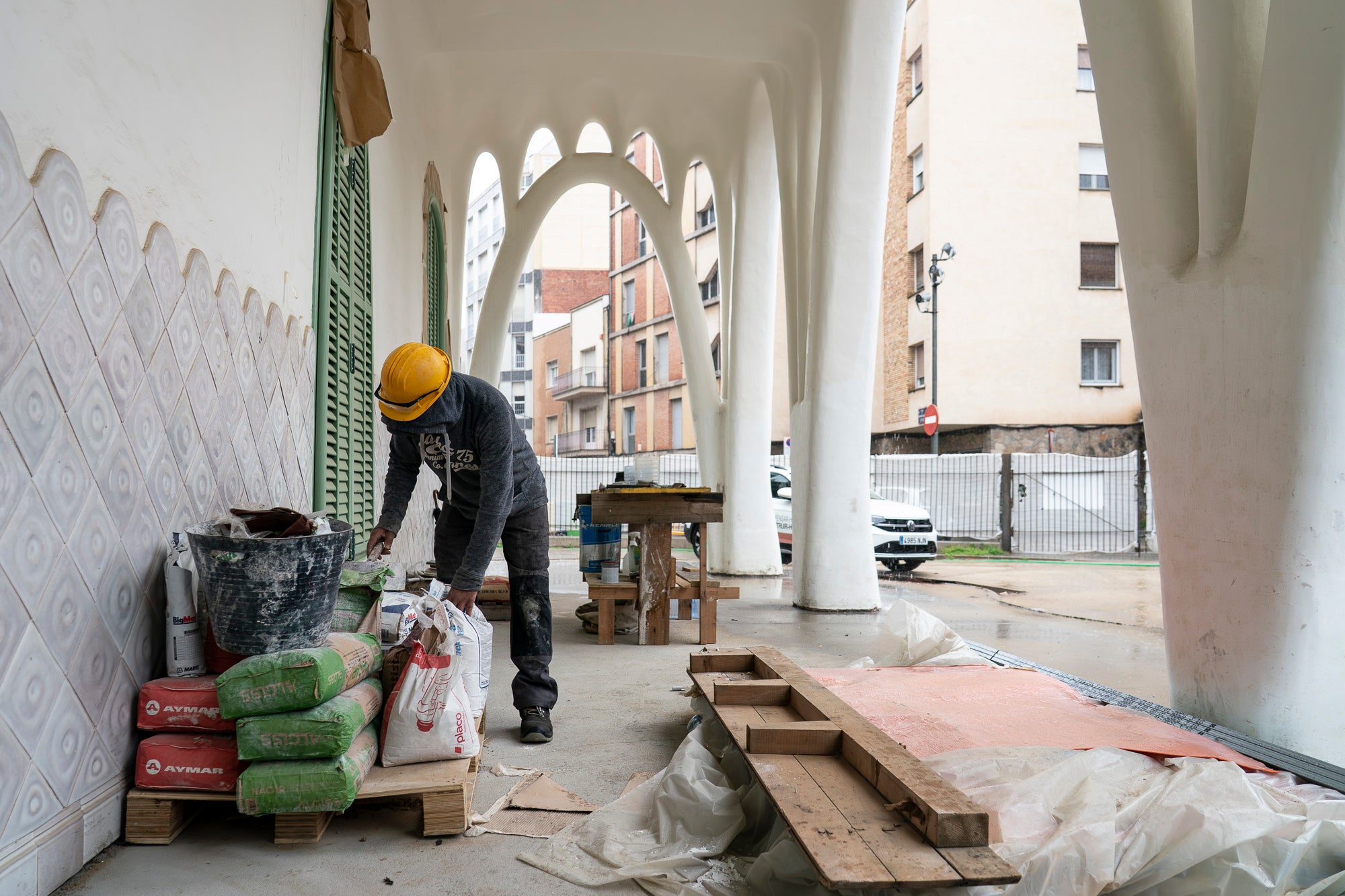 Visita a les obres del projecte de rehabilitació de la Masia Freixa. Els treballs han de finalitzar el pròxim 31 de maig, i han comptat amb una inversió d’1,8 milions d’euros provinents dels Next Generation. Els tècnics i operaris treballen a contrarellotge per complir el termini. Fusteria, paviments, calefacció o pintura són algunes de les tasques que encara tenen per endavant. 