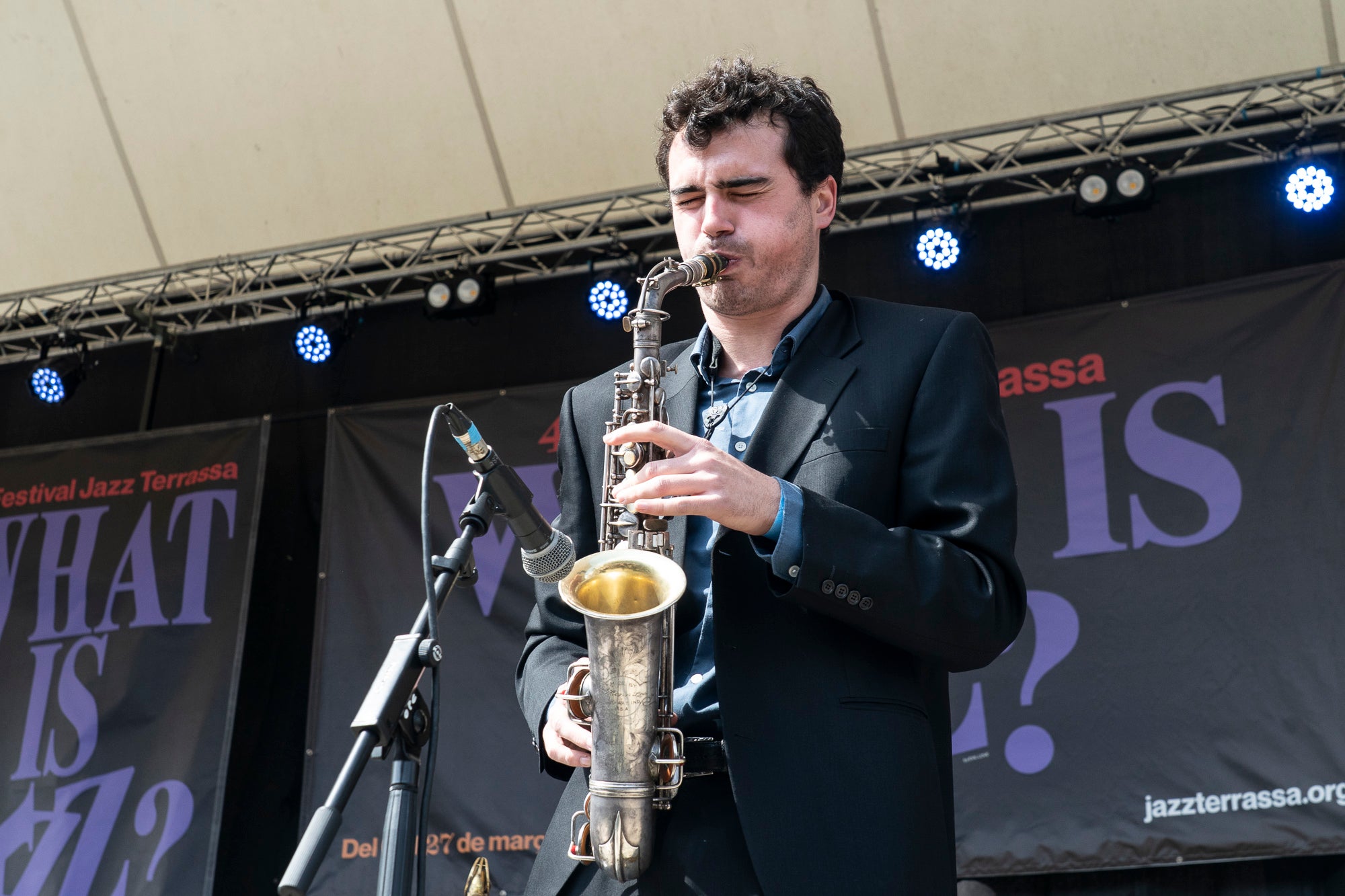 Aquest diumenge ha tingut lloc una de les cites més emblemàtiques i participatives del Festival de Jazz Terrassa: el Pícnic Jazz. La zona del Torrent de la Font d’en Sagrera, al sud del parc, ha acollit una jornada de música en directe, gastronomia i activitats lúdiques en un ambient festiu i familiar. A més del Pícnic Xics, a l’escenari principal hem tingut els concerts de la Fredi’s Jazz Band, i la veu magnètica de Sara Dowling amb Ignasi Terraza Trio. I a la tarda, Against The Blues i Dani Nel·lo.