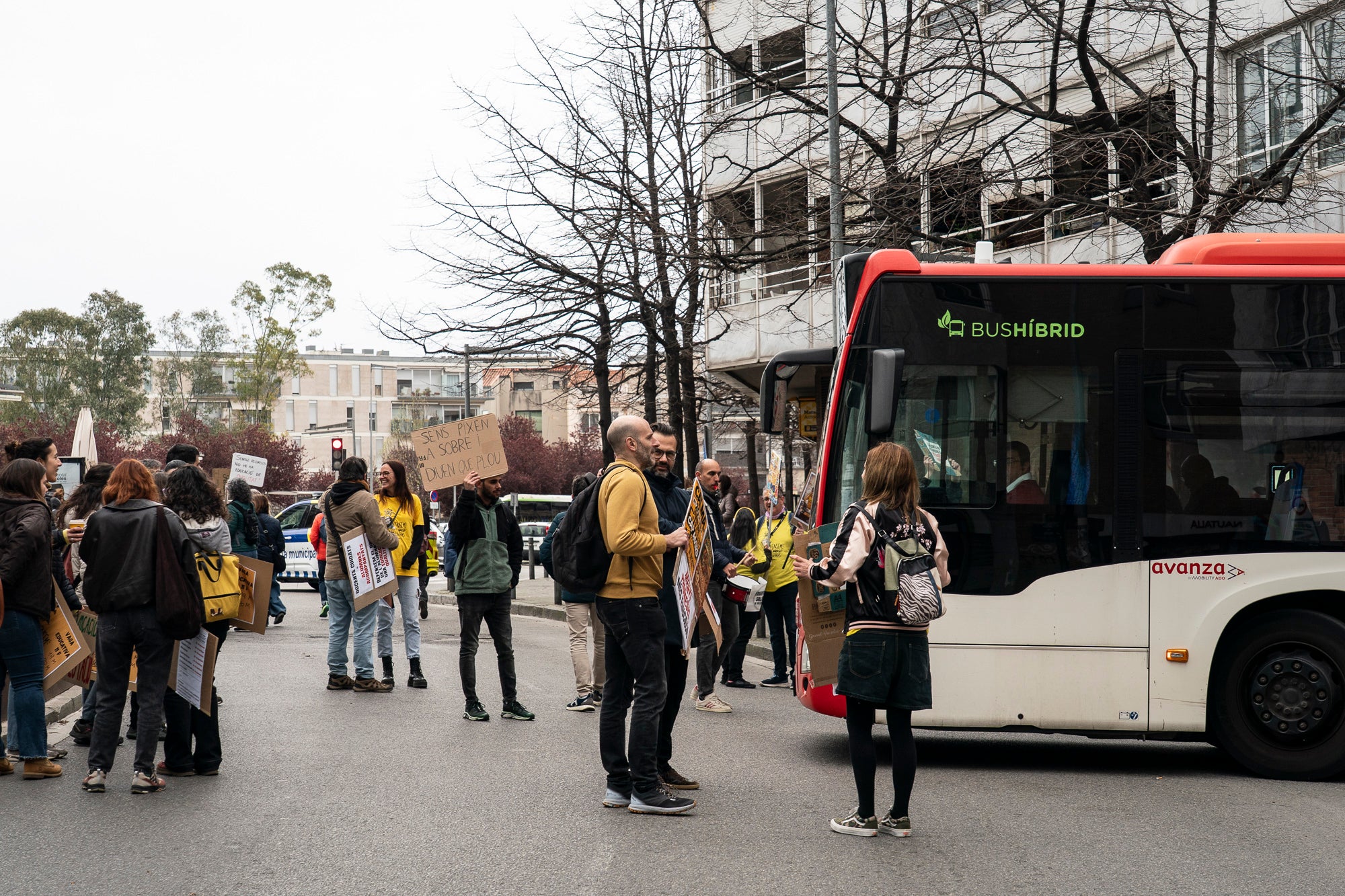 Centenars de docents han sortit als carrers de Terrassa aquest matí per demanar més recursos a l'educació catalana. Aquesta és la quarta jornada de vagues del col·lectiu aquesta setmana, i aquest dijous ha estat el torn dels docents del Vallès, el Maresme i les comarques gironines. A la nostra ciutat, els manifestants s'han agrupat en tres columnes que han sortit des del monument Dona Treballadora, el passeig de 22 Juliol i l'estació d'autobusos. Totes elles s'han unit a l'estació del Nord, des d'on han agafat un tren per anar a Sabadell i continuar la manifestació davant l'edifici dels Serveis Territorials (SSTT). Les mobilitzacions a Terrassa han provocat afectacions al servei d'autobusos, que s'ha vist temporalment paralitzat pel pas dels manifestants | Mireia Comas