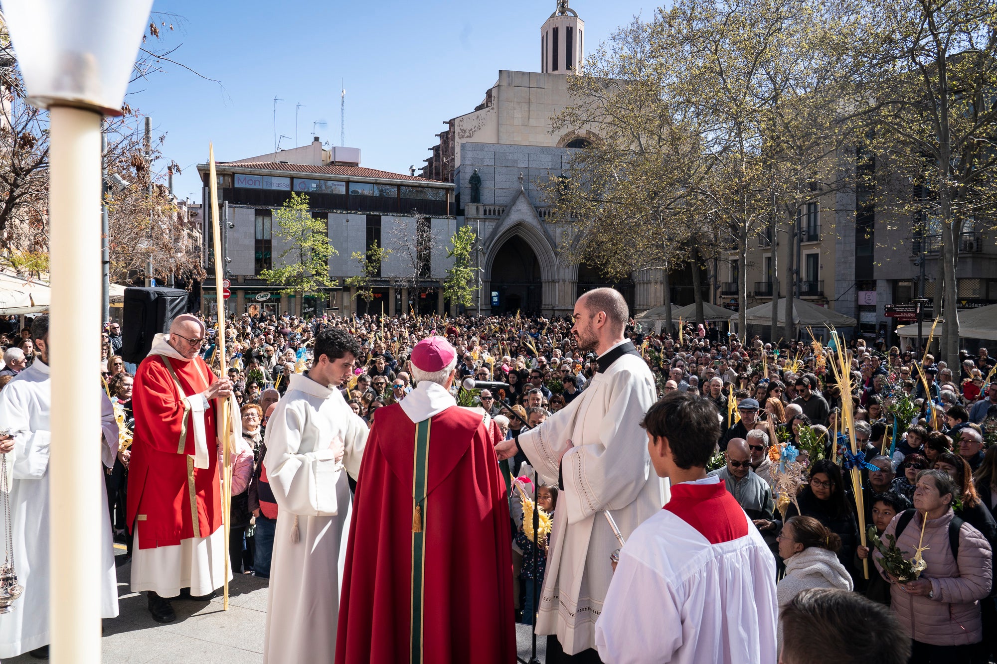 Un any més, el Diumenge de Rams ha estat el moment de la benedicció de les palmes aquest migdia per part del bisbe de Terrassa, Salvador Cristau, que ha pronunciat unes paraules acompanyat del seu seguici en una plaça Vella ben plena en un dia assolellat. Després, s'ha dirigit a la catedral del Sant Esperit on s'ha celebrat la missa que dona pas a la resta de la Setmana Santa | Mireia Comas