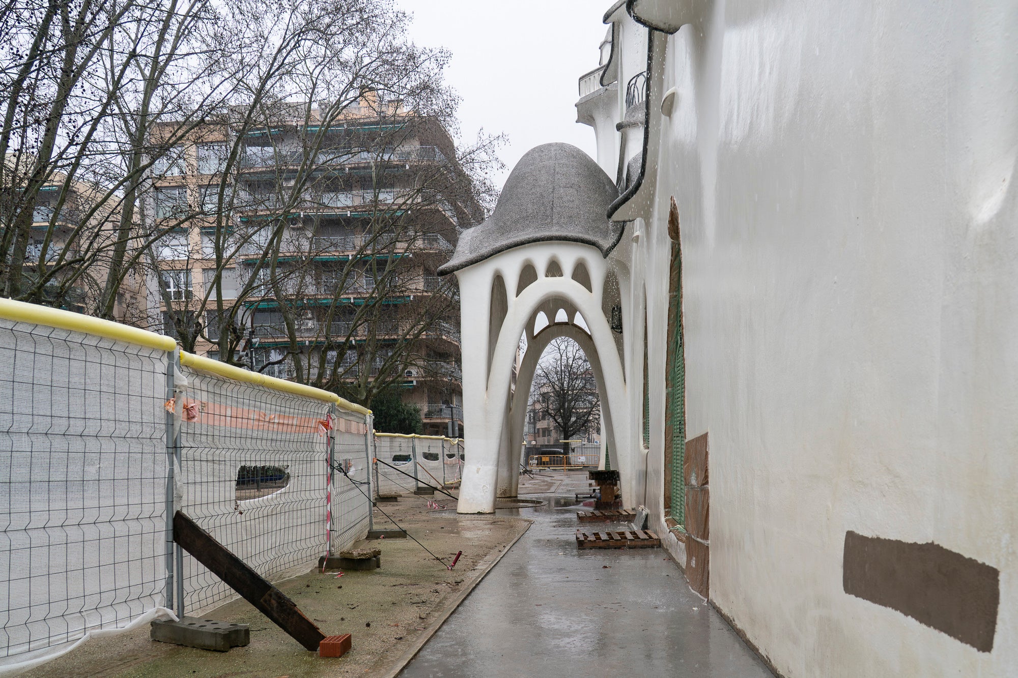 Visita a les obres del projecte de rehabilitació de la Masia Freixa. Els treballs han de finalitzar el pròxim 31 de maig, i han comptat amb una inversió d’1,8 milions d’euros provinents dels Next Generation. Els tècnics i operaris treballen a contrarellotge per complir el termini. Fusteria, paviments, calefacció o pintura són algunes de les tasques que encara tenen per endavant. 