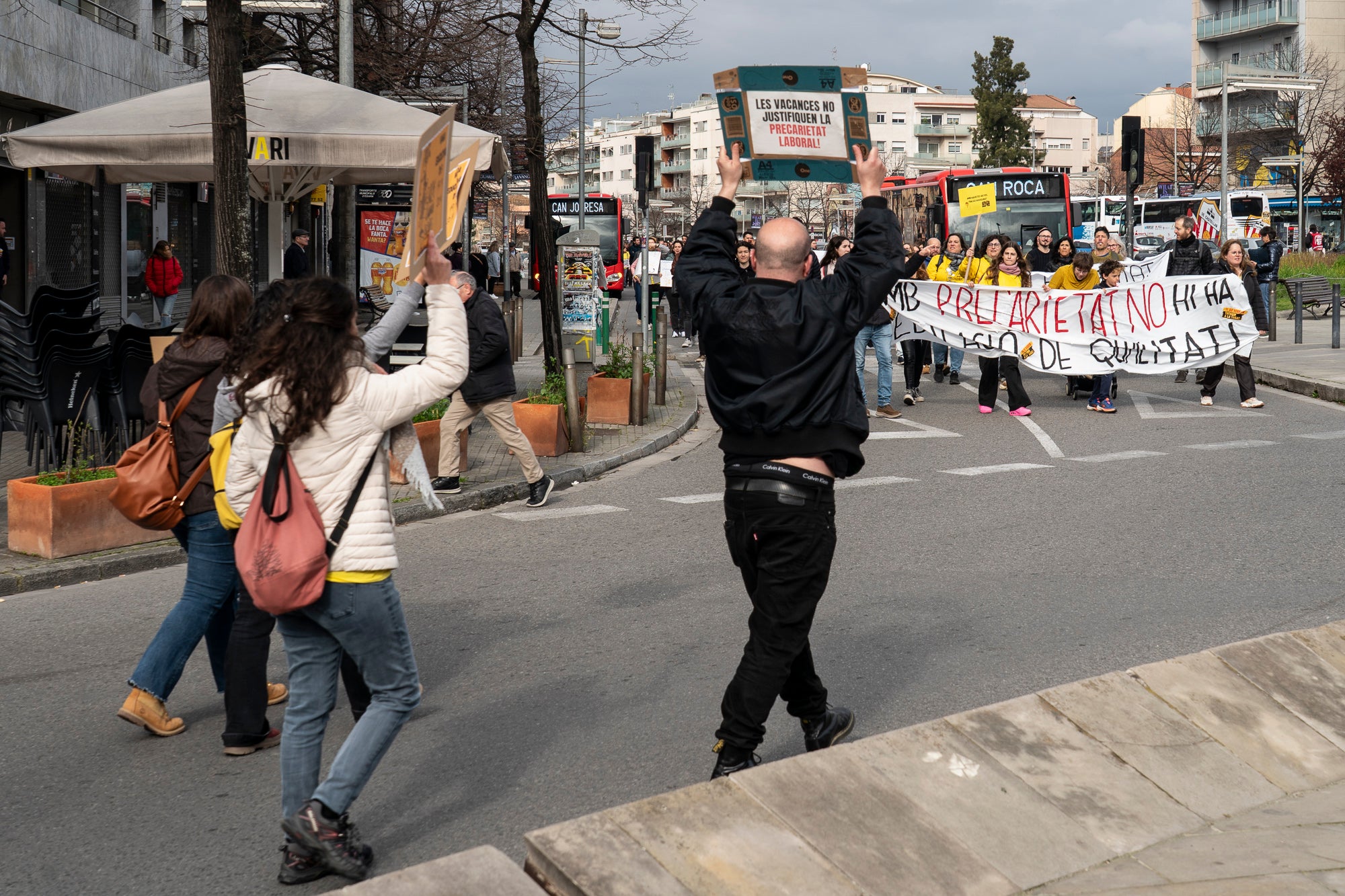 Centenars de docents han sortit als carrers de Terrassa aquest matí per demanar més recursos a l'educació catalana. Aquesta és la quarta jornada de vagues del col·lectiu aquesta setmana, i aquest dijous ha estat el torn dels docents del Vallès, el Maresme i les comarques gironines. A la nostra ciutat, els manifestants s'han agrupat en tres columnes que han sortit des del monument Dona Treballadora, el passeig de 22 Juliol i l'estació d'autobusos. Totes elles s'han unit a l'estació del Nord, des d'on han agafat un tren per anar a Sabadell i continuar la manifestació davant l'edifici dels Serveis Territorials (SSTT). Les mobilitzacions a Terrassa han provocat afectacions al servei d'autobusos, que s'ha vist temporalment paralitzat pel pas dels manifestants | Mireia Comas