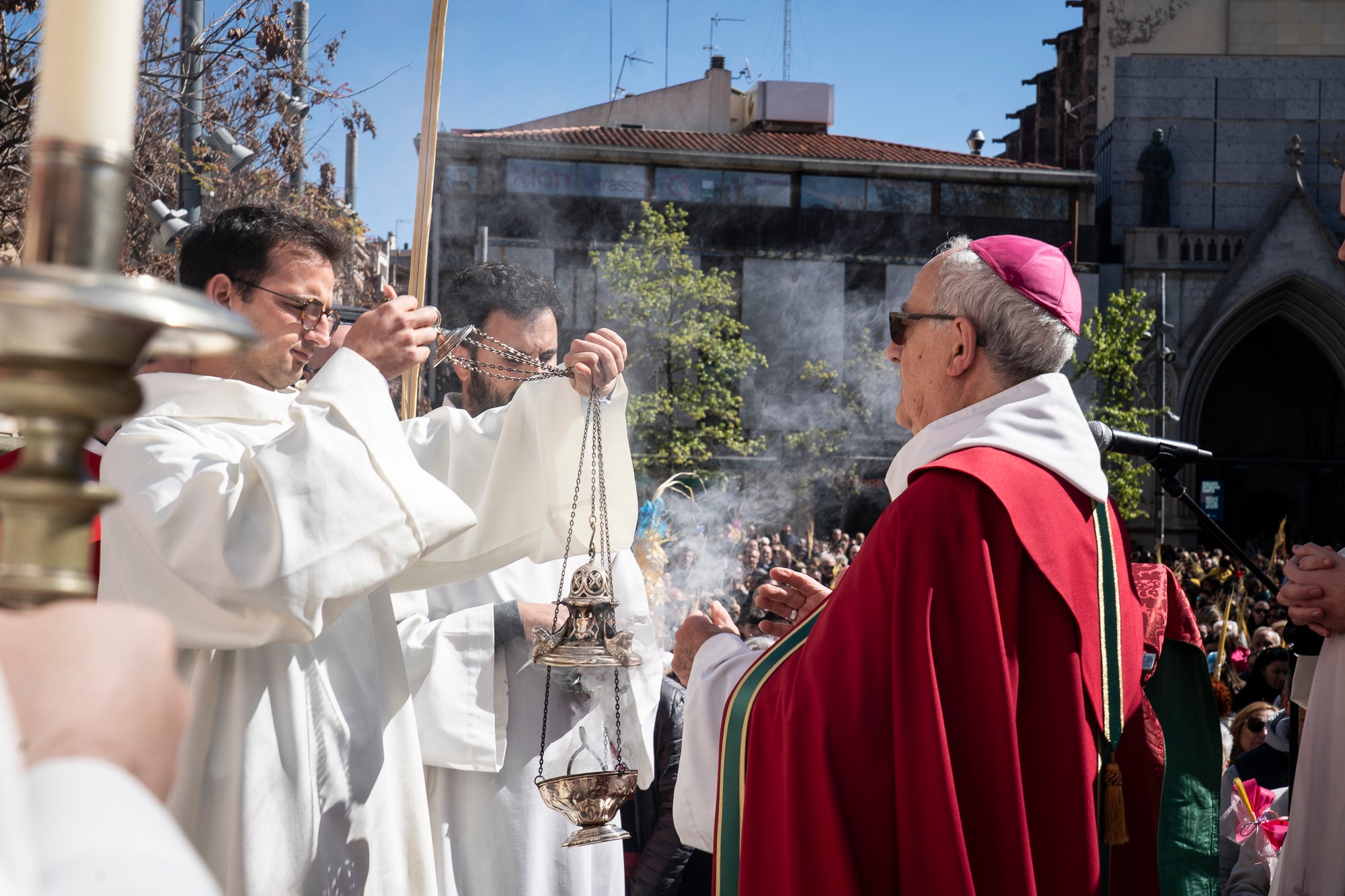 Un any més, el Diumenge de Rams ha estat el moment de la benedicció de les palmes aquest migdia per part del bisbe de Terrassa, Salvador Cristau, que ha pronunciat unes paraules acompanyat del seu seguici en una plaça Vella ben plena en un dia assolellat. Després, s'ha dirigit a la catedral del Sant Esperit on s'ha celebrat la missa que dona pas a la resta de la Setmana Santa | Mireia Comas