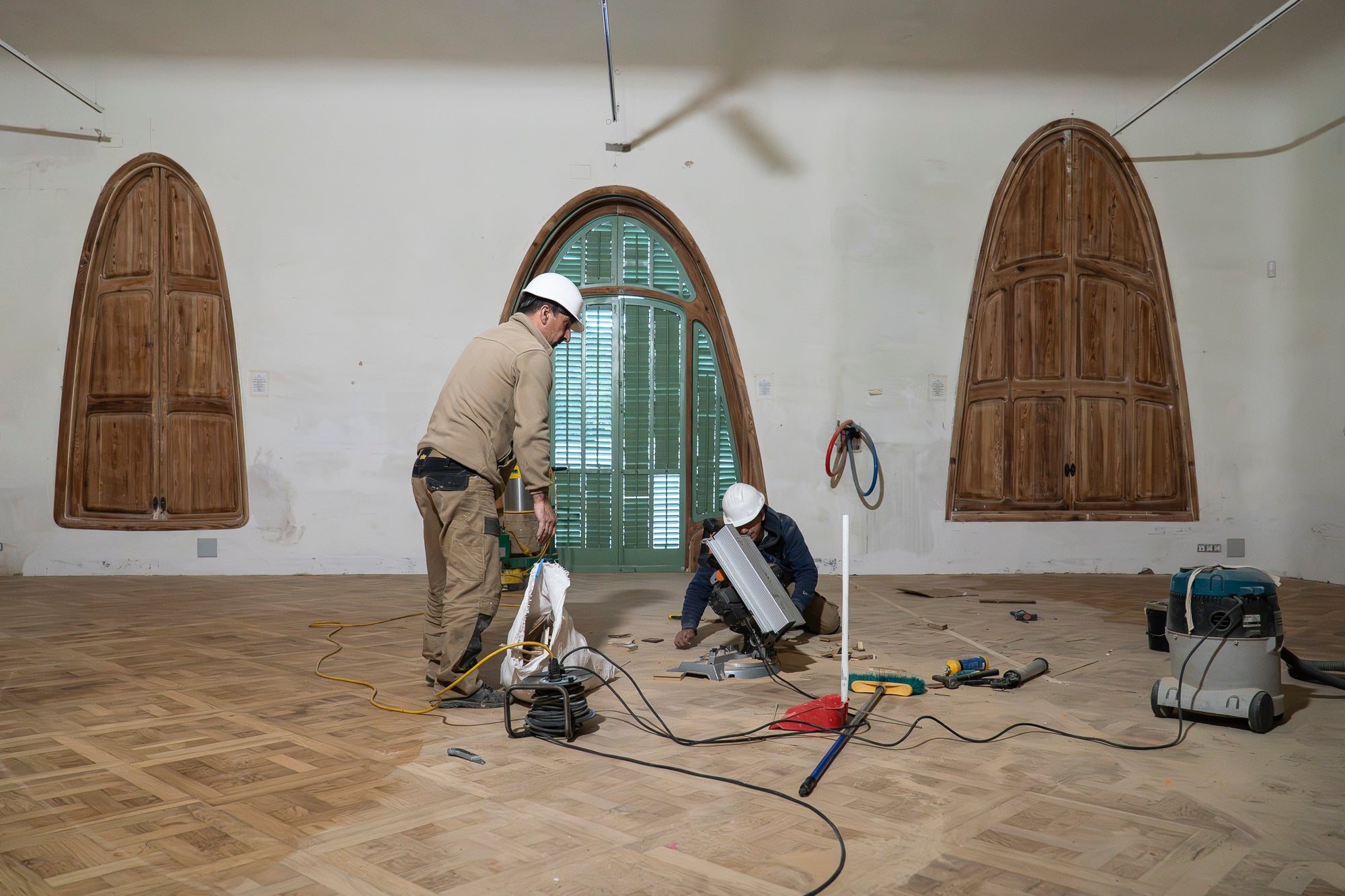 Visita a les obres del projecte de rehabilitació de la Masia Freixa. Els treballs han de finalitzar el pròxim 31 de maig, i han comptat amb una inversió d’1,8 milions d’euros provinents dels Next Generation. Els tècnics i operaris treballen a contrarellotge per complir el termini. Fusteria, paviments, calefacció o pintura són algunes de les tasques que encara tenen per endavant. 