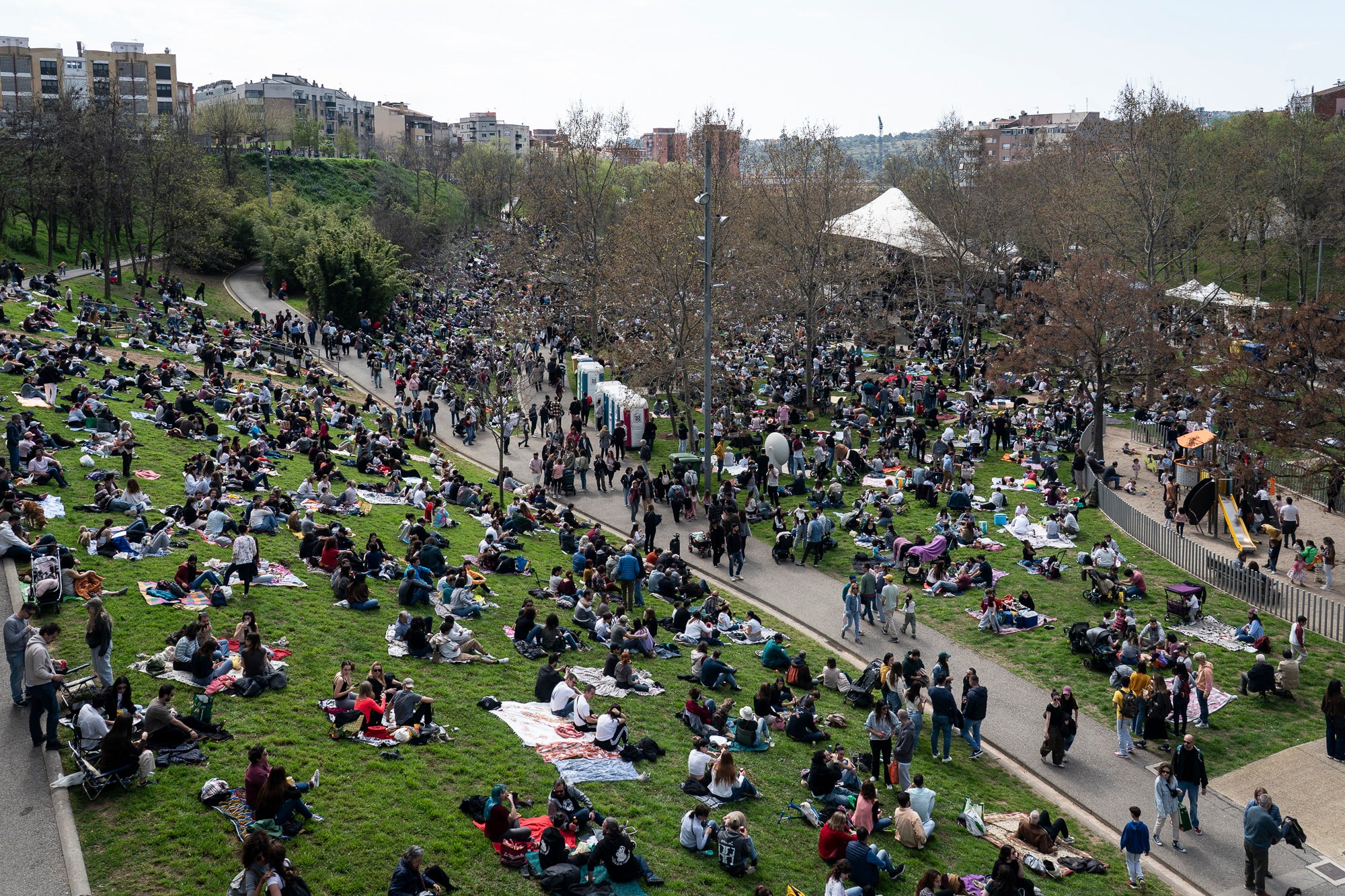 Aquest diumenge ha tingut lloc una de les cites més emblemàtiques i participatives del Festival de Jazz Terrassa: el Pícnic Jazz. La zona del Torrent de la Font d’en Sagrera, al sud del parc, ha acollit una jornada de música en directe, gastronomia i activitats lúdiques en un ambient festiu i familiar. A més del Pícnic Xics, a l’escenari principal hem tingut els concerts de la Fredi’s Jazz Band, i la veu magnètica de Sara Dowling amb Ignasi Terraza Trio. I a la tarda, Against The Blues i Dani Nel·lo.