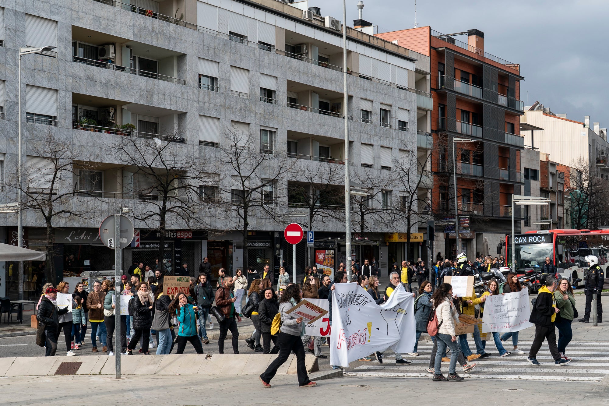 Centenars de docents han sortit als carrers de Terrassa aquest matí per demanar més recursos a l'educació catalana. Aquesta és la quarta jornada de vagues del col·lectiu aquesta setmana, i aquest dijous ha estat el torn dels docents del Vallès, el Maresme i les comarques gironines. A la nostra ciutat, els manifestants s'han agrupat en tres columnes que han sortit des del monument Dona Treballadora, el passeig de 22 Juliol i l'estació d'autobusos. Totes elles s'han unit a l'estació del Nord, des d'on han agafat un tren per anar a Sabadell i continuar la manifestació davant l'edifici dels Serveis Territorials (SSTT). Les mobilitzacions a Terrassa han provocat afectacions al servei d'autobusos, que s'ha vist temporalment paralitzat pel pas dels manifestants | Mireia Comas