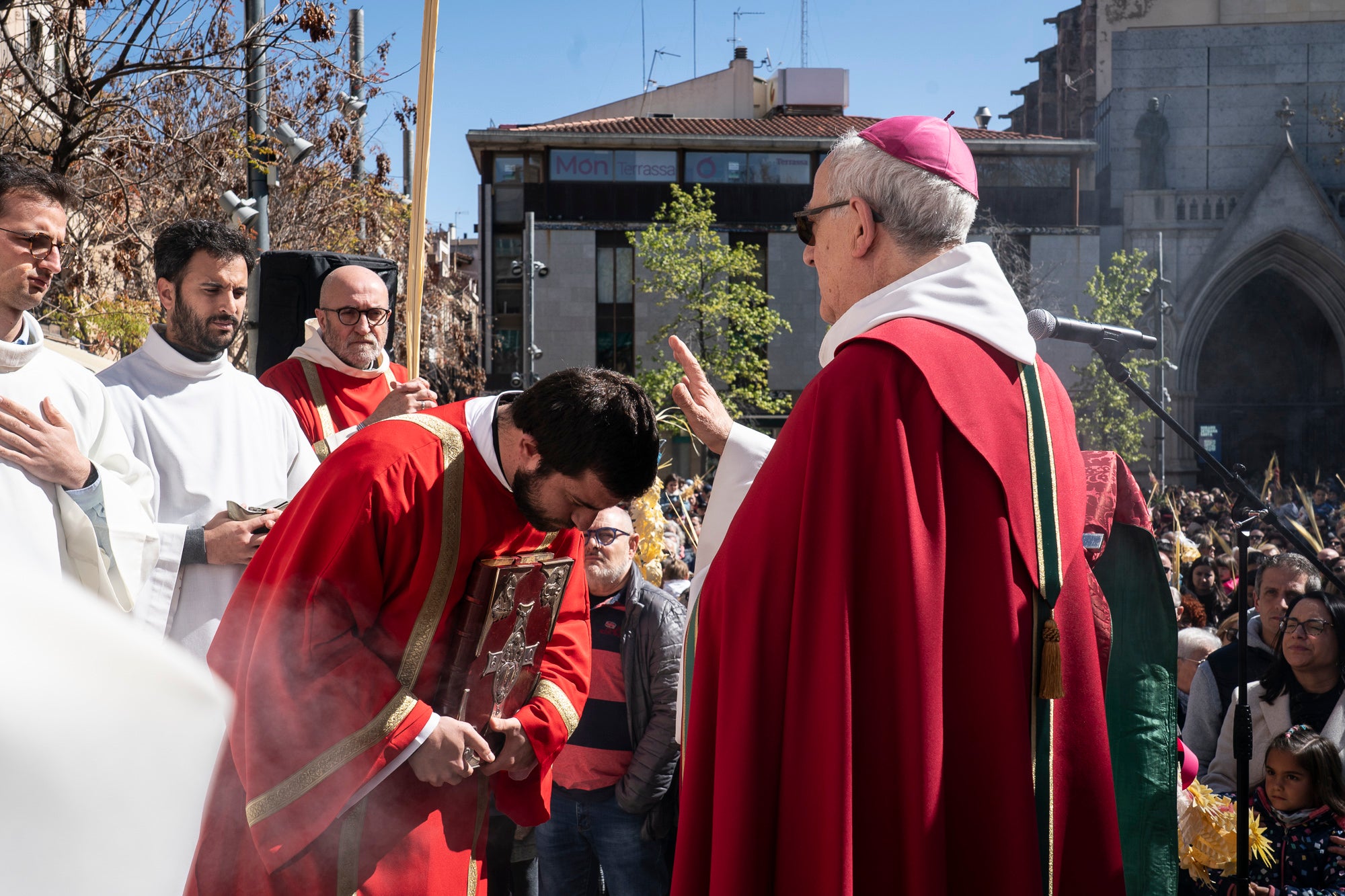 Un any més, el Diumenge de Rams ha estat el moment de la benedicció de les palmes aquest migdia per part del bisbe de Terrassa, Salvador Cristau, que ha pronunciat unes paraules acompanyat del seu seguici en una plaça Vella ben plena en un dia assolellat. Després, s'ha dirigit a la catedral del Sant Esperit on s'ha celebrat la missa que dona pas a la resta de la Setmana Santa | Mireia Comas