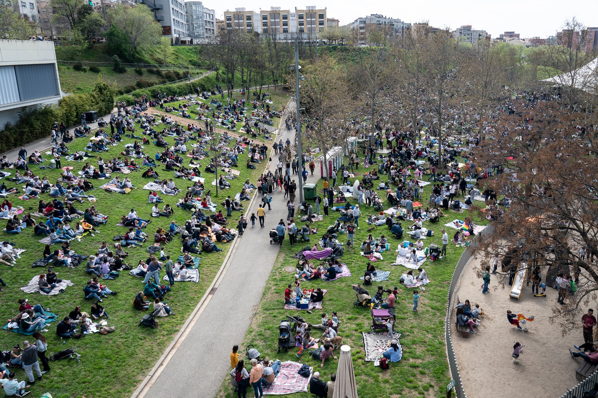 Aquest diumenge ha tingut lloc una de les cites més emblemàtiques i participatives del Festival de Jazz Terrassa: el Pícnic Jazz. La zona del Torrent de la Font d’en Sagrera, al sud del parc, ha acollit una jornada de música en directe, gastronomia i activitats lúdiques en un ambient festiu i familiar. A més del Pícnic Xics, a l’escenari principal hem tingut els concerts de la Fredi’s Jazz Band, i la veu magnètica de Sara Dowling amb Ignasi Terraza Trio. I a la tarda, Against The Blues i Dani Nel·lo.