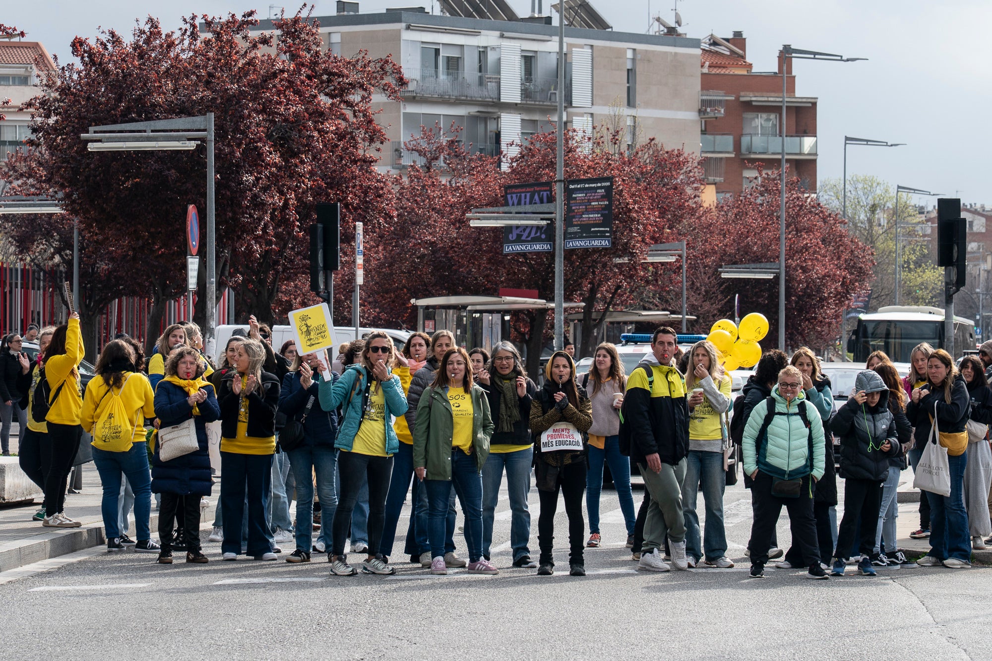 Centenars de docents han sortit als carrers de Terrassa aquest matí per demanar més recursos a l'educació catalana. Aquesta és la quarta jornada de vagues del col·lectiu aquesta setmana, i aquest dijous ha estat el torn dels docents del Vallès, el Maresme i les comarques gironines. A la nostra ciutat, els manifestants s'han agrupat en tres columnes que han sortit des del monument Dona Treballadora, el passeig de 22 Juliol i l'estació d'autobusos. Totes elles s'han unit a l'estació del Nord, des d'on han agafat un tren per anar a Sabadell i continuar la manifestació davant l'edifici dels Serveis Territorials (SSTT). Les mobilitzacions a Terrassa han provocat afectacions al servei d'autobusos, que s'ha vist temporalment paralitzat pel pas dels manifestants | Mireia Comas