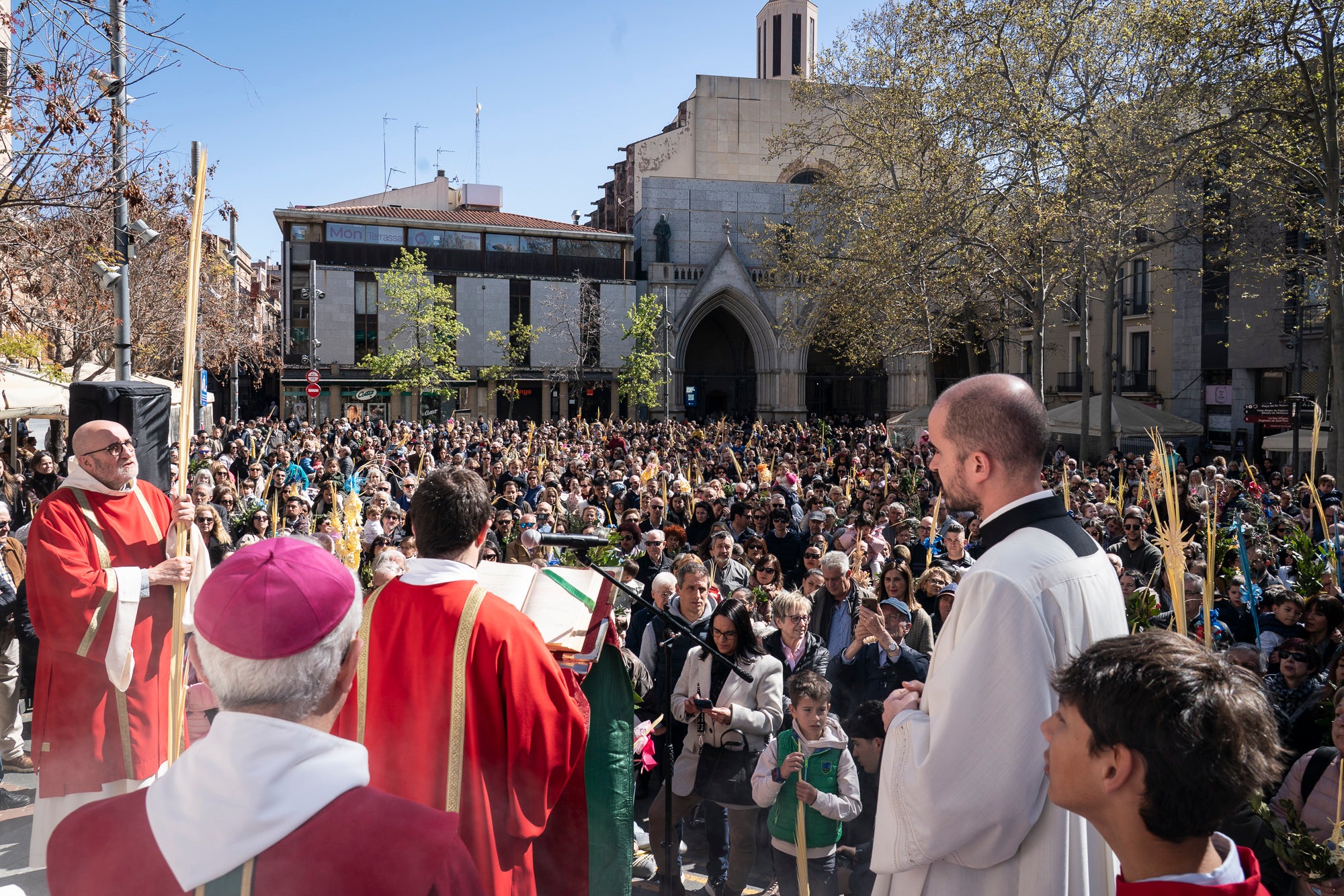 Un any més, el Diumenge de Rams ha estat el moment de la benedicció de les palmes aquest migdia per part del bisbe de Terrassa, Salvador Cristau, que ha pronunciat unes paraules acompanyat del seu seguici en una plaça Vella ben plena en un dia assolellat. Després, s'ha dirigit a la catedral del Sant Esperit on s'ha celebrat la missa que dona pas a la resta de la Setmana Santa | Mireia Comas