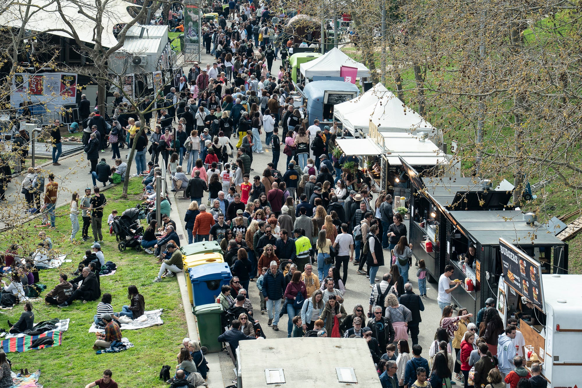 Aquest diumenge ha tingut lloc una de les cites més emblemàtiques i participatives del Festival de Jazz Terrassa: el Pícnic Jazz. La zona del Torrent de la Font d’en Sagrera, al sud del parc, ha acollit una jornada de música en directe, gastronomia i activitats lúdiques en un ambient festiu i familiar. A més del Pícnic Xics, a l’escenari principal hem tingut els concerts de la Fredi’s Jazz Band, i la veu magnètica de Sara Dowling amb Ignasi Terraza Trio. I a la tarda, Against The Blues i Dani Nel·lo.