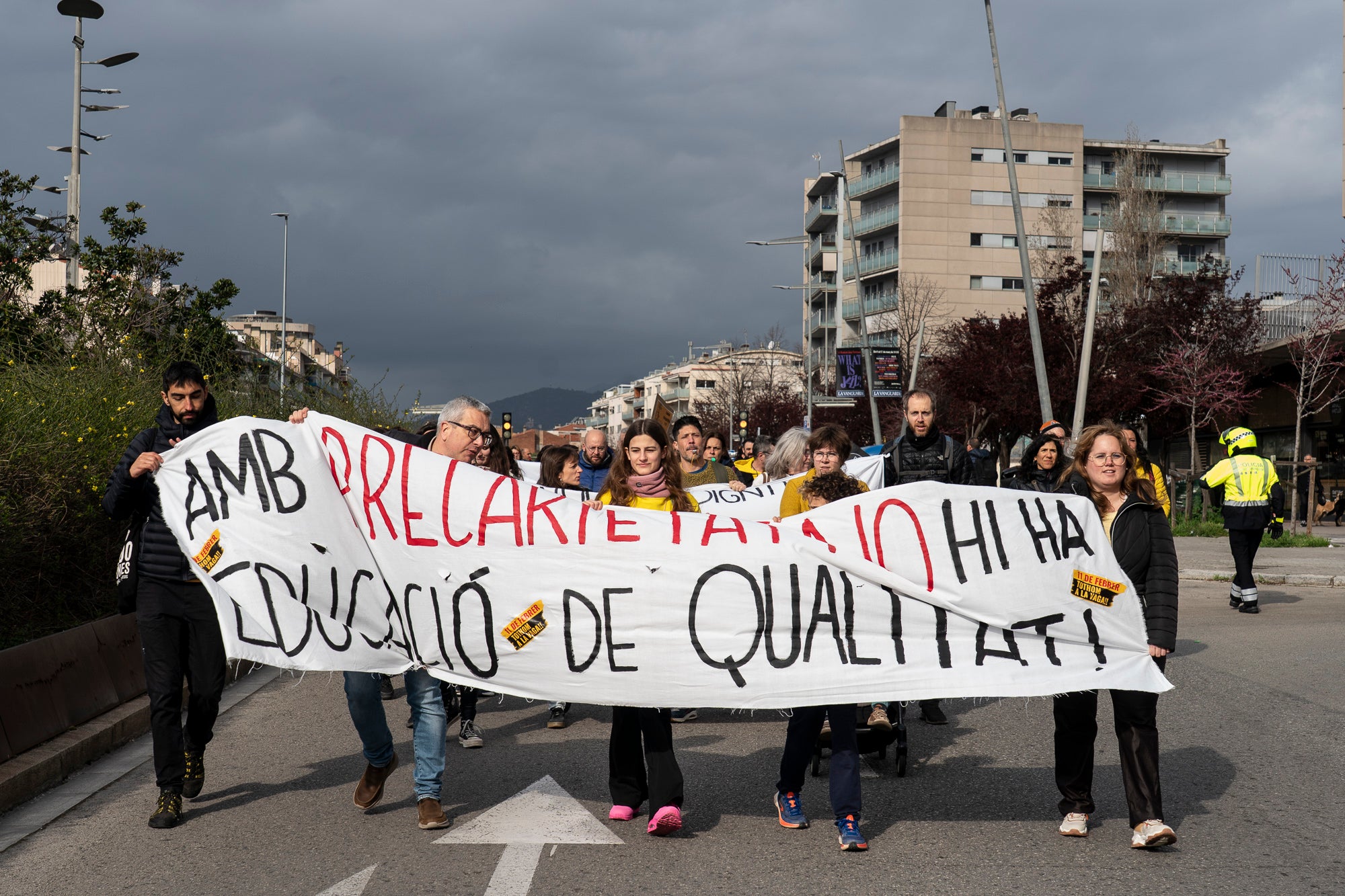 Centenars de docents han sortit als carrers de Terrassa aquest matí per demanar més recursos a l'educació catalana. Aquesta és la quarta jornada de vagues del col·lectiu aquesta setmana, i aquest dijous ha estat el torn dels docents del Vallès, el Maresme i les comarques gironines. A la nostra ciutat, els manifestants s'han agrupat en tres columnes que han sortit des del monument Dona Treballadora, el passeig de 22 Juliol i l'estació d'autobusos. Totes elles s'han unit a l'estació del Nord, des d'on han agafat un tren per anar a Sabadell i continuar la manifestació davant l'edifici dels Serveis Territorials (SSTT). Les mobilitzacions a Terrassa han provocat afectacions al servei d'autobusos, que s'ha vist temporalment paralitzat pel pas dels manifestants | Mireia Comas