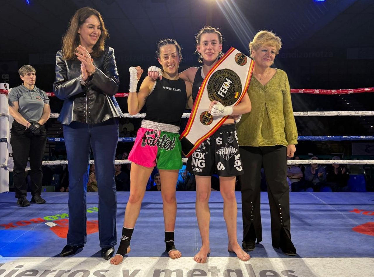 Marinha Pichel amb el títol de campiona d'Espanya davant de la lluitadora Maialen | Ostora Fighters