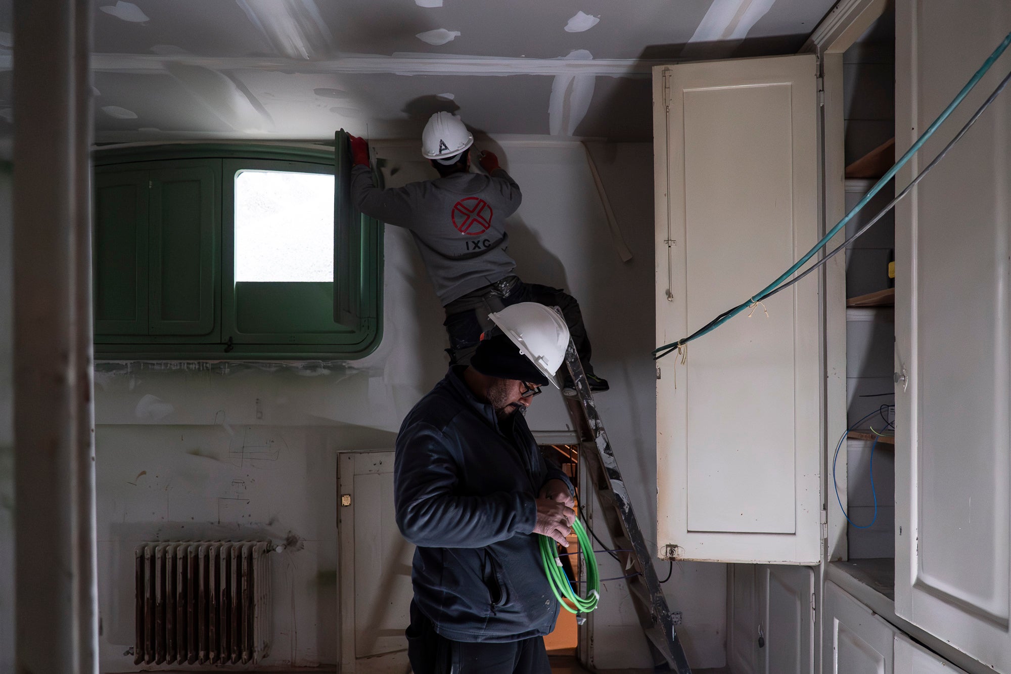 Visita a les obres del projecte de rehabilitació de la Masia Freixa. Els treballs han de finalitzar el pròxim 31 de maig, i han comptat amb una inversió d’1,8 milions d’euros provinents dels Next Generation. Els tècnics i operaris treballen a contrarellotge per complir el termini. Fusteria, paviments, calefacció o pintura són algunes de les tasques que encara tenen per endavant. 