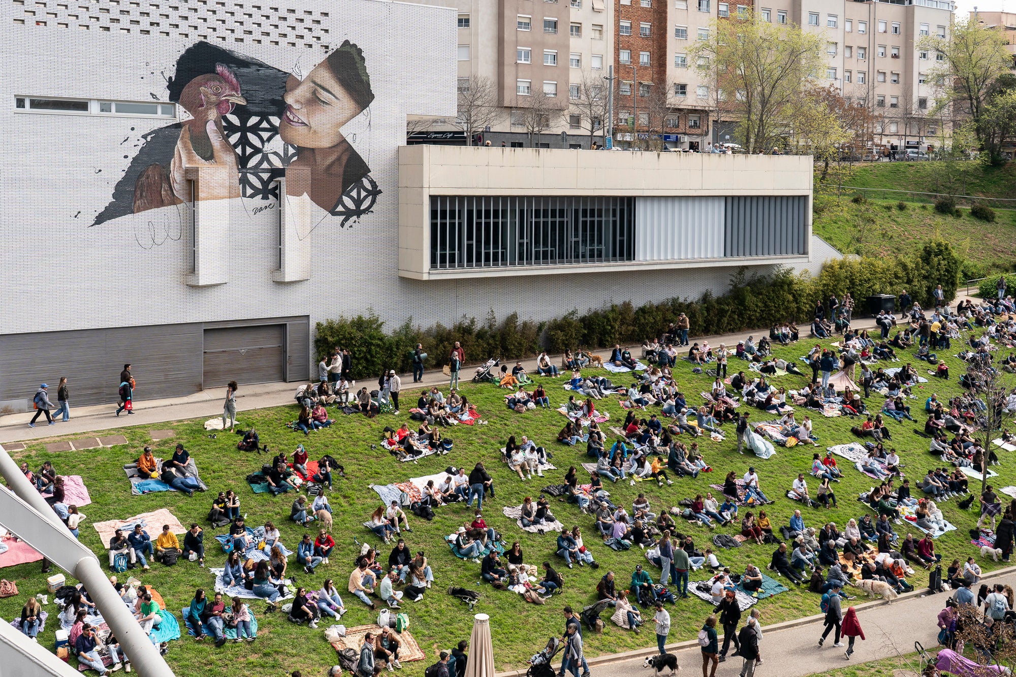 Aquest diumenge ha tingut lloc una de les cites més emblemàtiques i participatives del Festival de Jazz Terrassa: el Pícnic Jazz. La zona del Torrent de la Font d’en Sagrera, al sud del parc, ha acollit una jornada de música en directe, gastronomia i activitats lúdiques en un ambient festiu i familiar. A més del Pícnic Xics, a l’escenari principal hem tingut els concerts de la Fredi’s Jazz Band, i la veu magnètica de Sara Dowling amb Ignasi Terraza Trio. I a la tarda, Against The Blues i Dani Nel·lo.