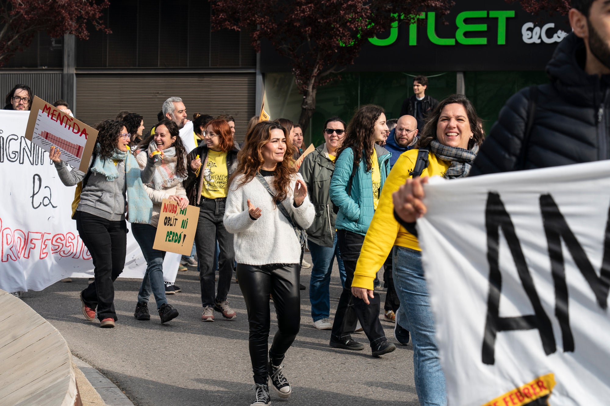 Centenars de docents han sortit als carrers de Terrassa aquest matí per demanar més recursos a l'educació catalana. Aquesta és la quarta jornada de vagues del col·lectiu aquesta setmana, i aquest dijous ha estat el torn dels docents del Vallès, el Maresme i les comarques gironines. A la nostra ciutat, els manifestants s'han agrupat en tres columnes que han sortit des del monument Dona Treballadora, el passeig de 22 Juliol i l'estació d'autobusos. Totes elles s'han unit a l'estació del Nord, des d'on han agafat un tren per anar a Sabadell i continuar la manifestació davant l'edifici dels Serveis Territorials (SSTT). Les mobilitzacions a Terrassa han provocat afectacions al servei d'autobusos, que s'ha vist temporalment paralitzat pel pas dels manifestants | Mireia Comas
