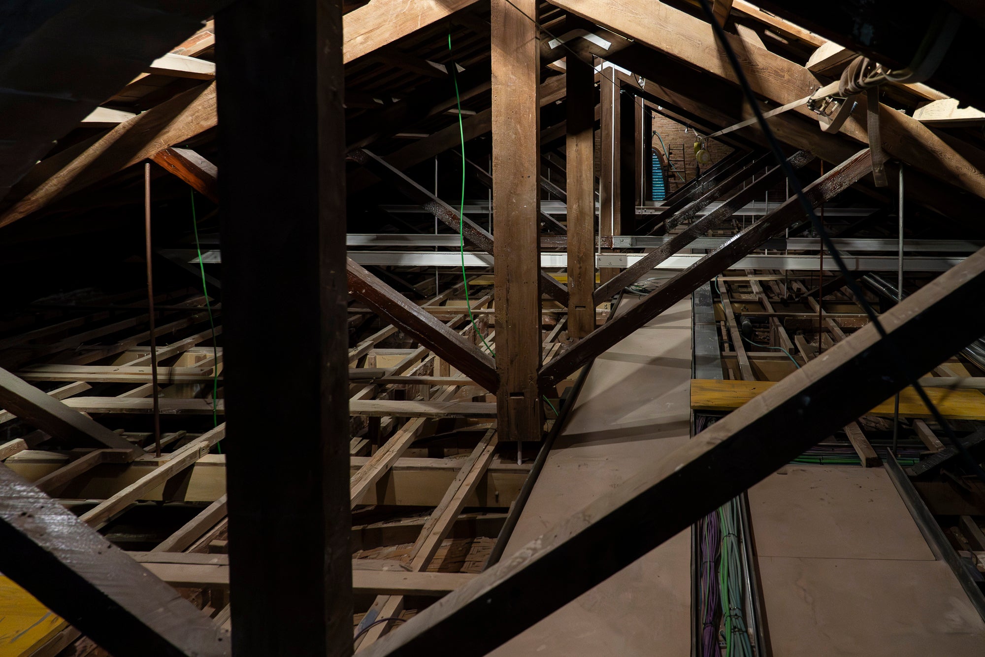 Visita a les obres del projecte de rehabilitació de la Masia Freixa. Els treballs han de finalitzar el pròxim 31 de maig, i han comptat amb una inversió d’1,8 milions d’euros provinents dels Next Generation. Els tècnics i operaris treballen a contrarellotge per complir el termini. Fusteria, paviments, calefacció o pintura són algunes de les tasques que encara tenen per endavant. 