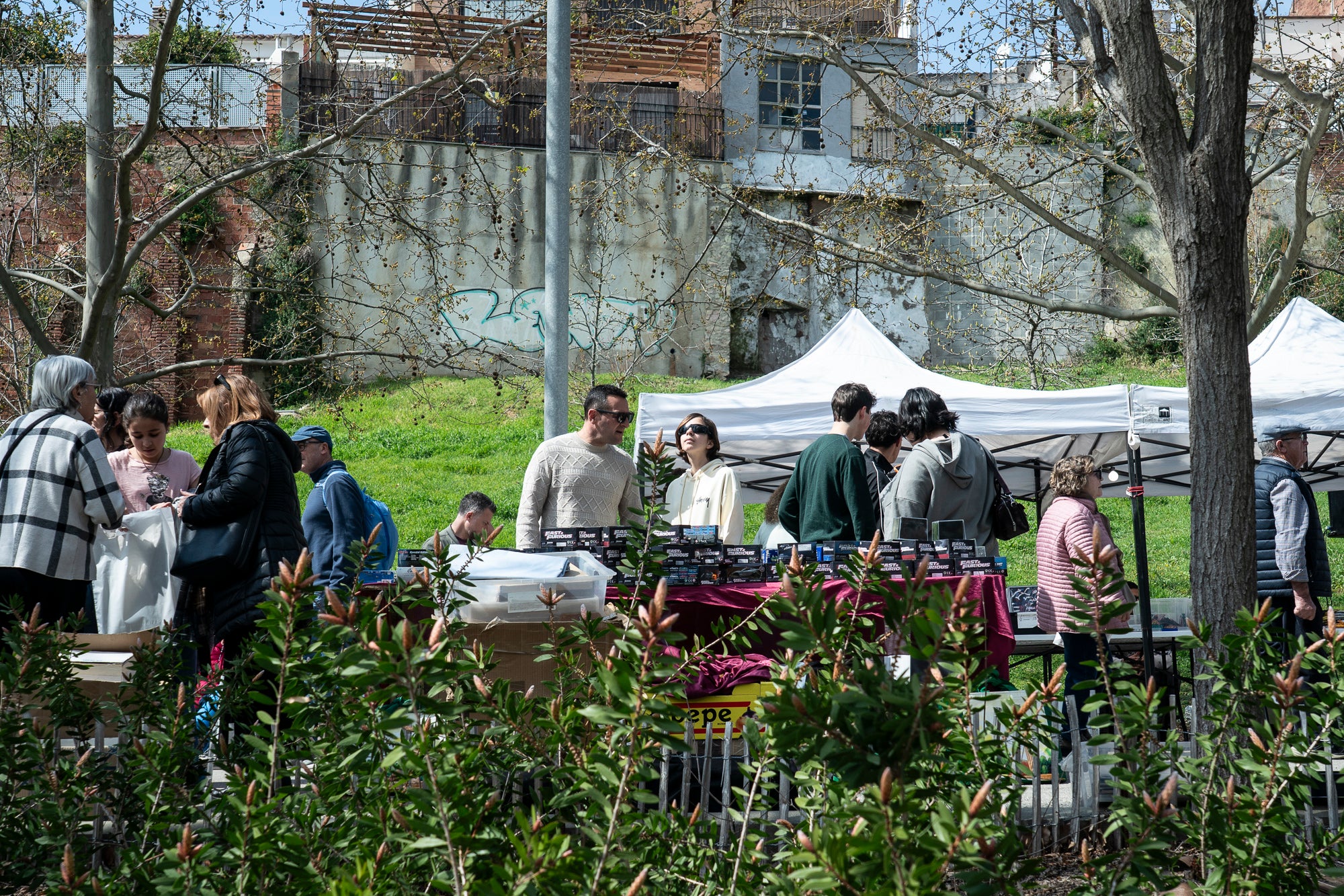 Aquest diumenge ha tingut lloc una de les cites més emblemàtiques i participatives del Festival de Jazz Terrassa: el Pícnic Jazz. La zona del Torrent de la Font d’en Sagrera, al sud del parc, ha acollit una jornada de música en directe, gastronomia i activitats lúdiques en un ambient festiu i familiar. A més del Pícnic Xics, a l’escenari principal hem tingut els concerts de la Fredi’s Jazz Band, i la veu magnètica de Sara Dowling amb Ignasi Terraza Trio. I a la tarda, Against The Blues i Dani Nel·lo.