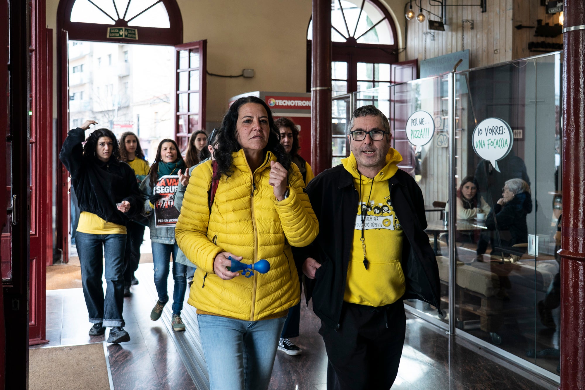 Centenars de docents han sortit als carrers de Terrassa aquest matí per demanar més recursos a l'educació catalana. Aquesta és la quarta jornada de vagues del col·lectiu aquesta setmana, i aquest dijous ha estat el torn dels docents del Vallès, el Maresme i les comarques gironines. A la nostra ciutat, els manifestants s'han agrupat en tres columnes que han sortit des del monument Dona Treballadora, el passeig de 22 Juliol i l'estació d'autobusos. Totes elles s'han unit a l'estació del Nord, des d'on han agafat un tren per anar a Sabadell i continuar la manifestació davant l'edifici dels Serveis Territorials (SSTT). Les mobilitzacions a Terrassa han provocat afectacions al servei d'autobusos, que s'ha vist temporalment paralitzat pel pas dels manifestants | Mireia Comas