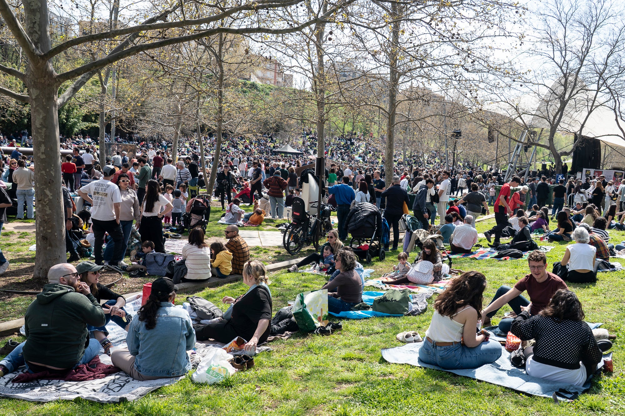 Aquest diumenge ha tingut lloc una de les cites més emblemàtiques i participatives del Festival de Jazz Terrassa: el Pícnic Jazz. La zona del Torrent de la Font d’en Sagrera, al sud del parc, ha acollit una jornada de música en directe, gastronomia i activitats lúdiques en un ambient festiu i familiar. A més del Pícnic Xics, a l’escenari principal hem tingut els concerts de la Fredi’s Jazz Band, i la veu magnètica de Sara Dowling amb Ignasi Terraza Trio. I a la tarda, Against The Blues i Dani Nel·lo.