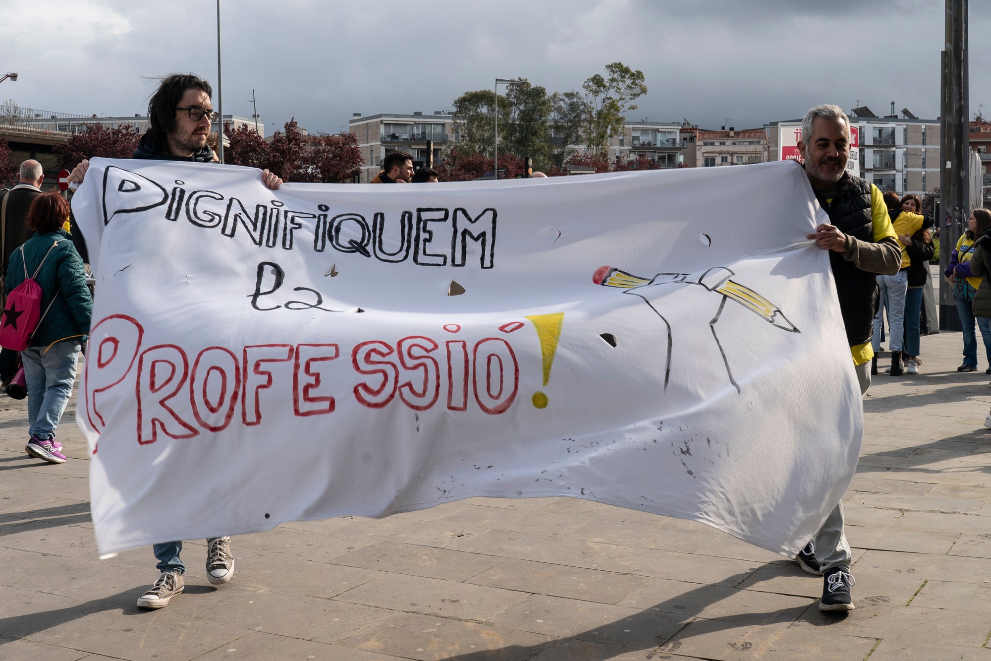 Centenars de docents han sortit als carrers de Terrassa aquest matí per demanar més recursos a l'educació catalana. Aquesta és la quarta jornada de vagues del col·lectiu aquesta setmana, i aquest dijous ha estat el torn dels docents del Vallès, el Maresme i les comarques gironines. A la nostra ciutat, els manifestants s'han agrupat en tres columnes que han sortit des del monument Dona Treballadora, el passeig de 22 Juliol i l'estació d'autobusos. Totes elles s'han unit a l'estació del Nord, des d'on han agafat un tren per anar a Sabadell i continuar la manifestació davant l'edifici dels Serveis Territorials (SSTT). Les mobilitzacions a Terrassa han provocat afectacions al servei d'autobusos, que s'ha vist temporalment paralitzat pel pas dels manifestants | Mireia Comas