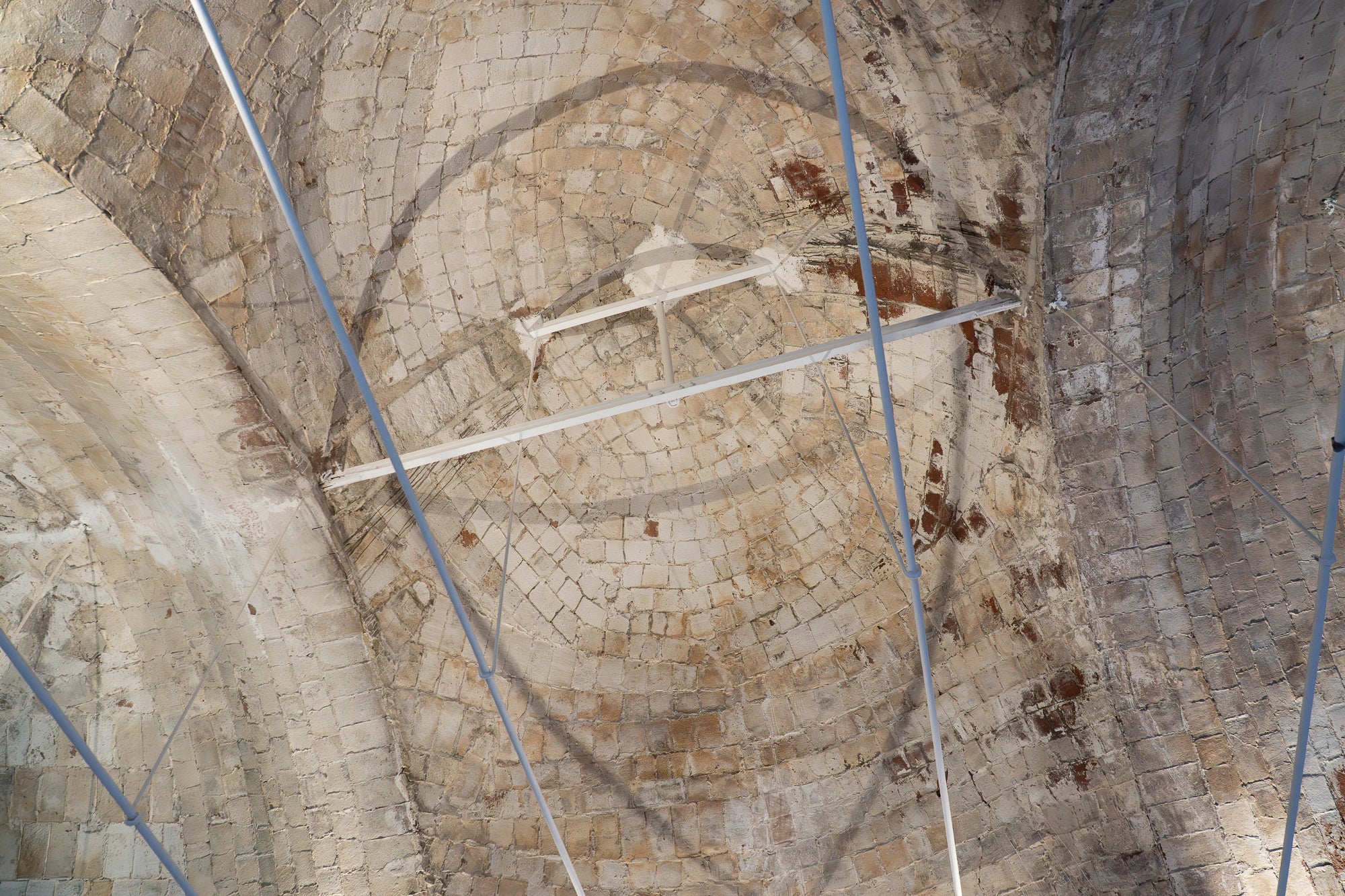 Visita a les obres del projecte de rehabilitació de la Masia Freixa. Els treballs han de finalitzar el pròxim 31 de maig, i han comptat amb una inversió d’1,8 milions d’euros provinents dels Next Generation. Els tècnics i operaris treballen a contrarellotge per complir el termini. Fusteria, paviments, calefacció o pintura són algunes de les tasques que encara tenen per endavant. 